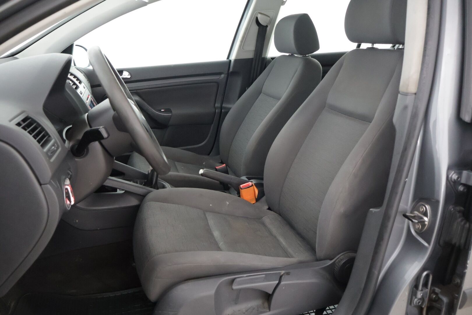 Volkswagen Golf 2004 4D GOLF HATCHBACK 1.6 **YritysOutlet - Myydään vain yrityksille - Pitkä leima / Kahdet renkaat 