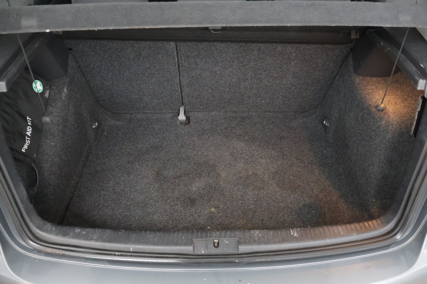 Volkswagen Golf 2004 4D GOLF HATCHBACK 1.6 **YritysOutlet - Myydään vain yrityksille - Pitkä leima / Kahdet renkaat 