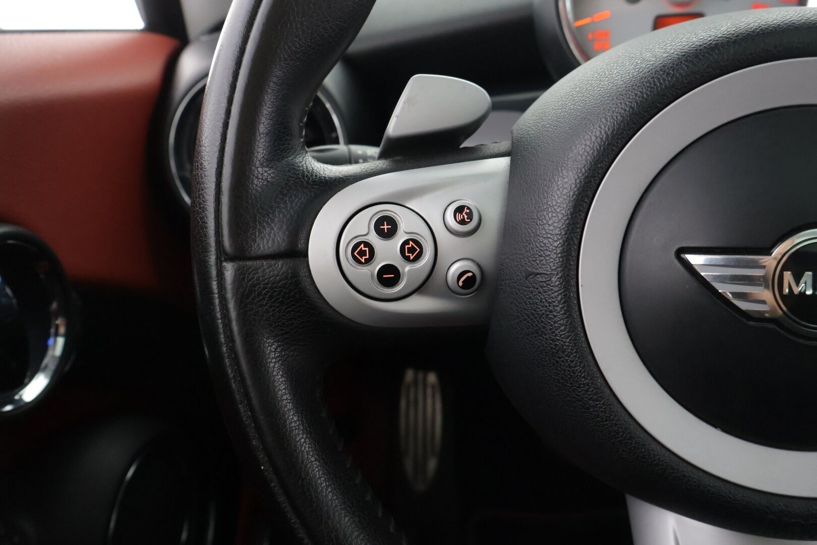 MINI Cooper S 2008 A R56 Hatchback ** Cooper Works / Lohko / Läm. Lasi / Kattoluukku / Punainen nahka - ** Myydään huutokaupat.com **