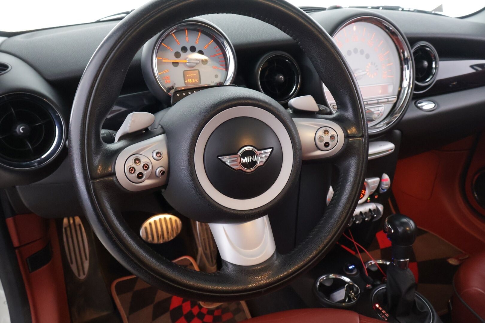 MINI Cooper S 2008 A R56 Hatchback ** Cooper Works / Lohko / Läm. Lasi / Kattoluukku / Punainen nahka - ** Myydään huutokaupat.com **