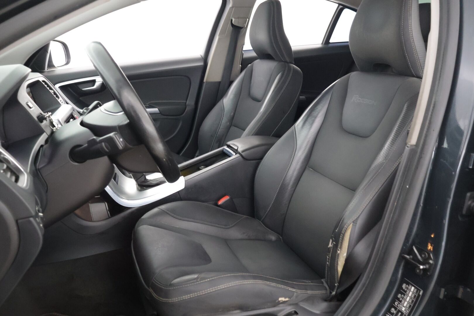 Volvo S60 2013 D5 AWD R-Design aut // Webasto / Koukku / Suomi-auto / Lohko / Lisäpitkä // - Tulossa myyntiin.