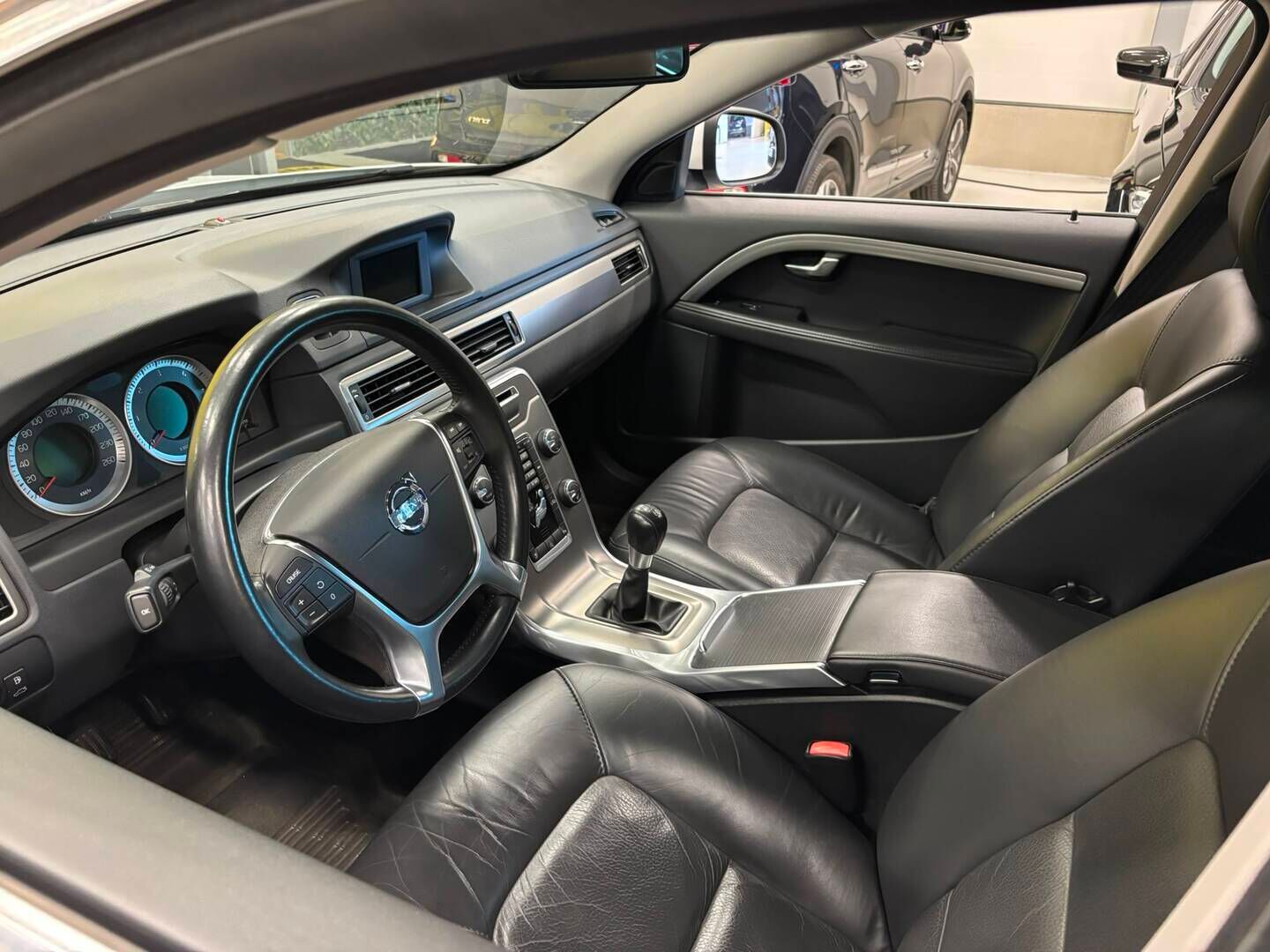 Volvo V70 2012 D2 Summum - Pa*lämmitin | Ylläpitolaturi | Vakkari | Muistinahat | koukku | Led-lisävalo | Vähän ajettu! | Suomi-auto | Uudet renkaat!