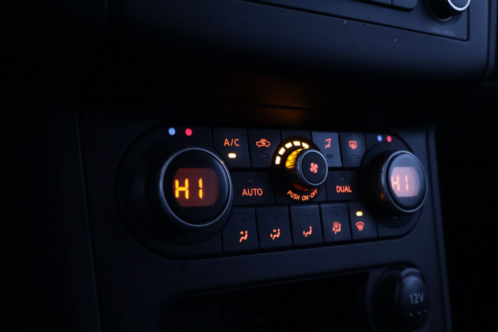 Nissan Qashqai 2013 1,6L Acenta 2WD *Vakkari / Lohko.S.Pistoke / Tutkat / Suomi-auto* - Juuri leimattu / Lähes uudet nastat / Kahdet oem alut / Upean värinen! 