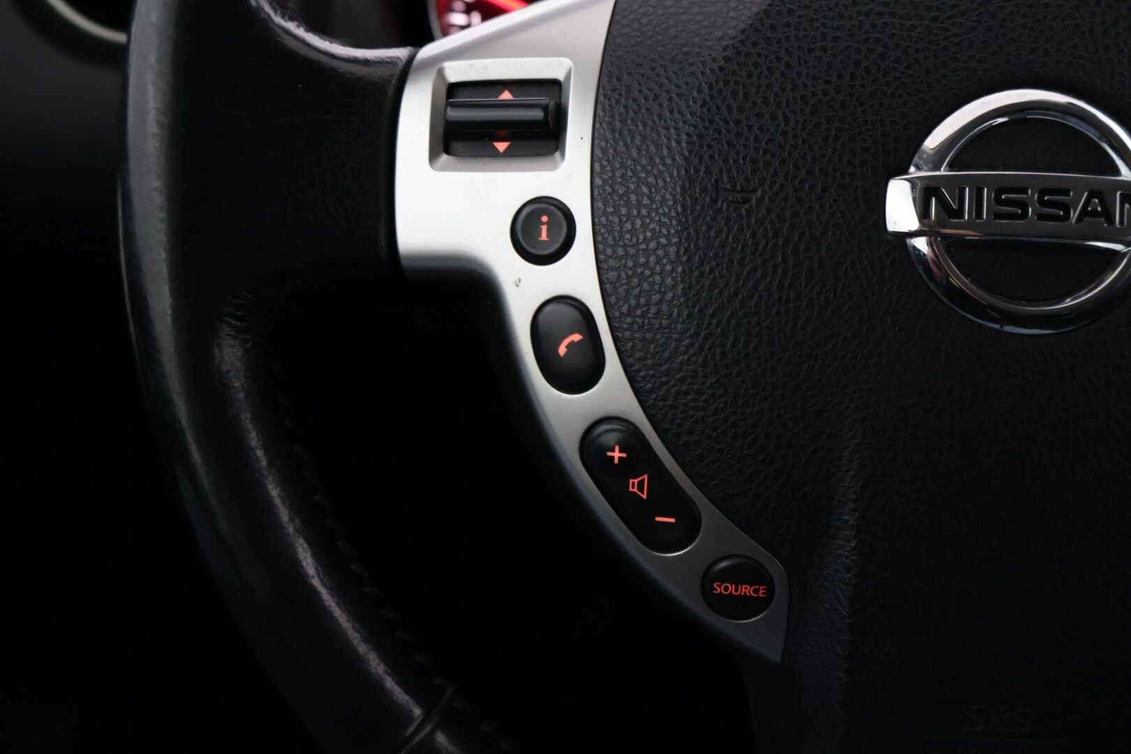 Nissan Qashqai 2013 1,6L Acenta 2WD *Vakkari / Lohko.S.Pistoke / Tutkat / Suomi-auto* - Juuri leimattu / Lähes uudet nastat / Kahdet oem alut / Upean värinen! 