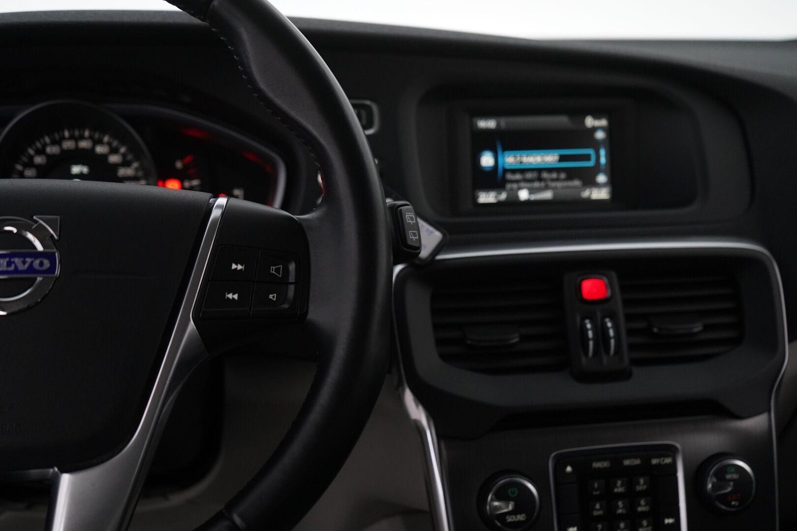 Volvo V40 2013 D2 Momentum *Vetokoukku / Lohko / Vakkari / Metalliväri* - Suomi-Auto / Viimeisin huolto 342tkm / Kahdet vanteet / Jakopää 2022