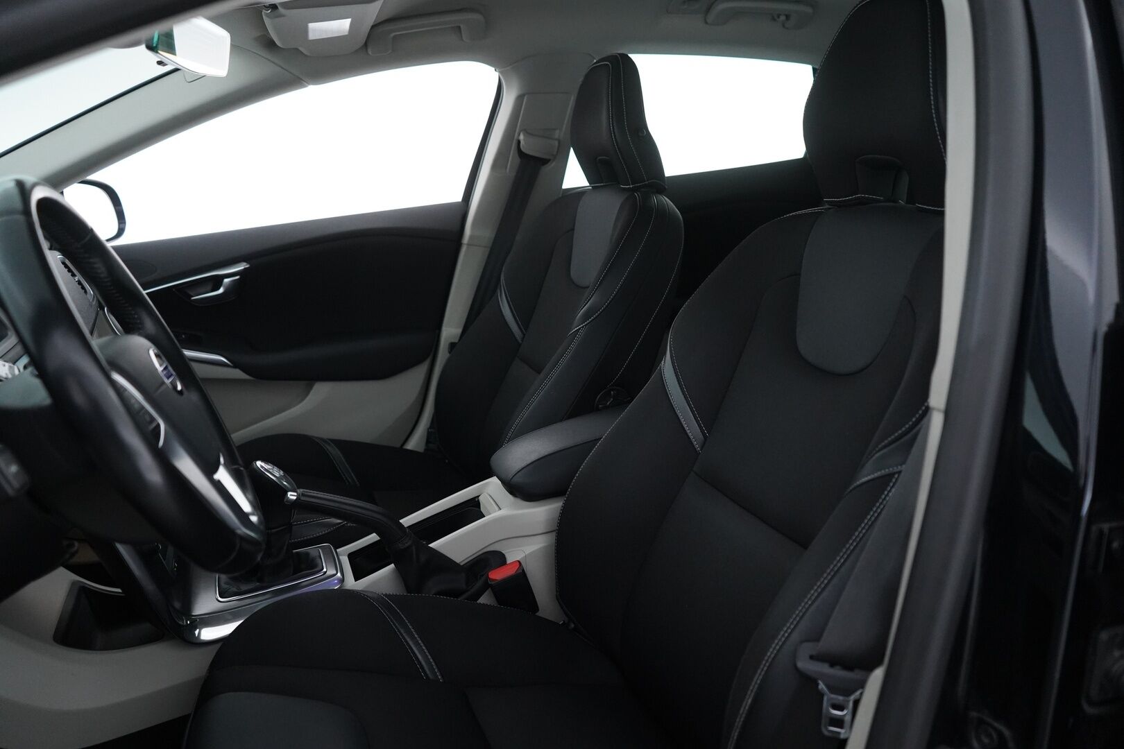 Volvo V40 2013 D2 Momentum *Vetokoukku / Lohko / Vakkari / Metalliväri* - Suomi-Auto / Viimeisin huolto 342tkm / Kahdet vanteet / Jakopää 2022