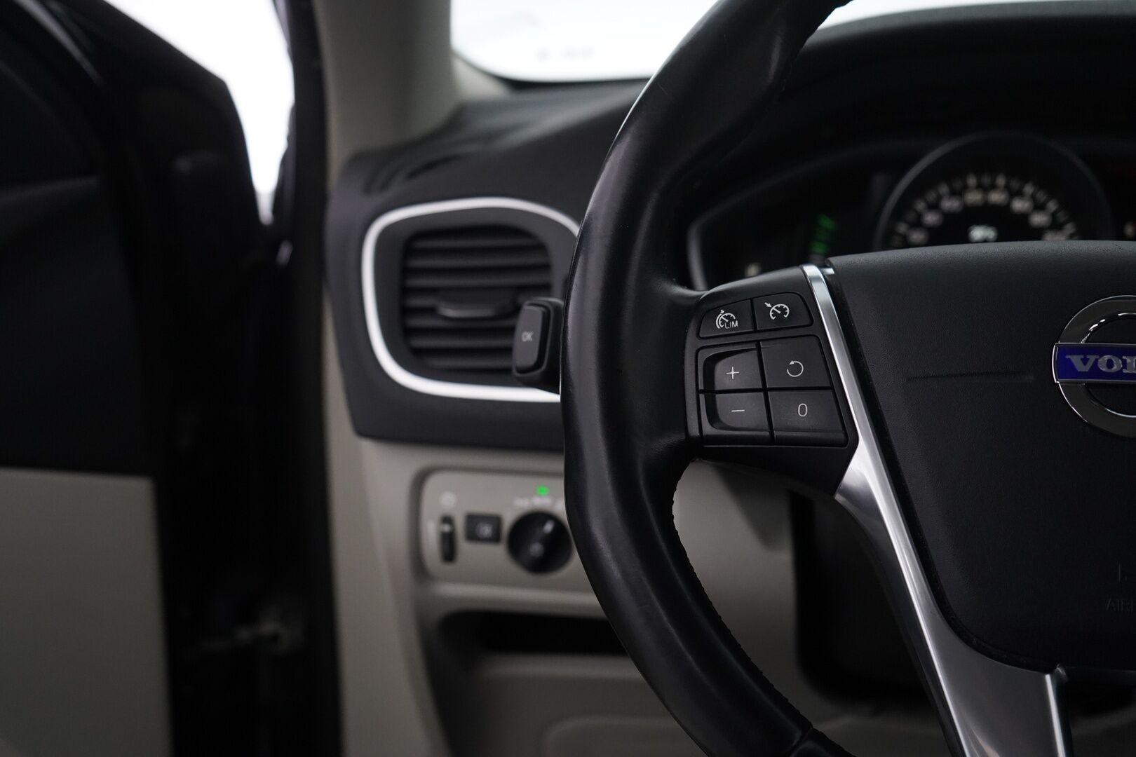 Volvo V40 2013 D2 Momentum *Vetokoukku / Lohko / Vakkari / Metalliväri* - Suomi-Auto / Viimeisin huolto 342tkm / Kahdet vanteet / Jakopää 2022