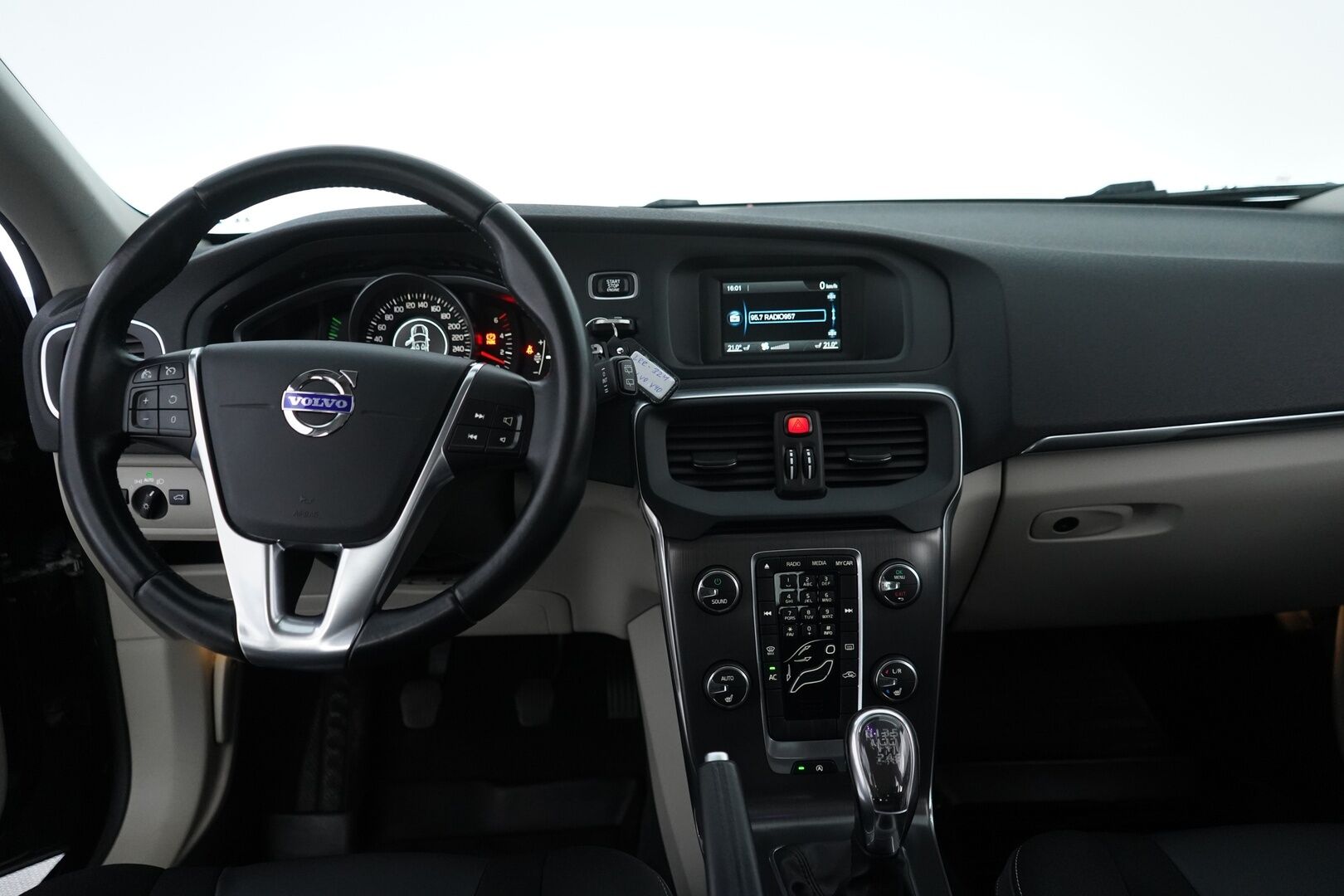 Volvo V40 2013 D2 Momentum *Vetokoukku / Lohko / Vakkari / Metalliväri* - Suomi-Auto / Viimeisin huolto 342tkm / Kahdet vanteet / Jakopää 2022