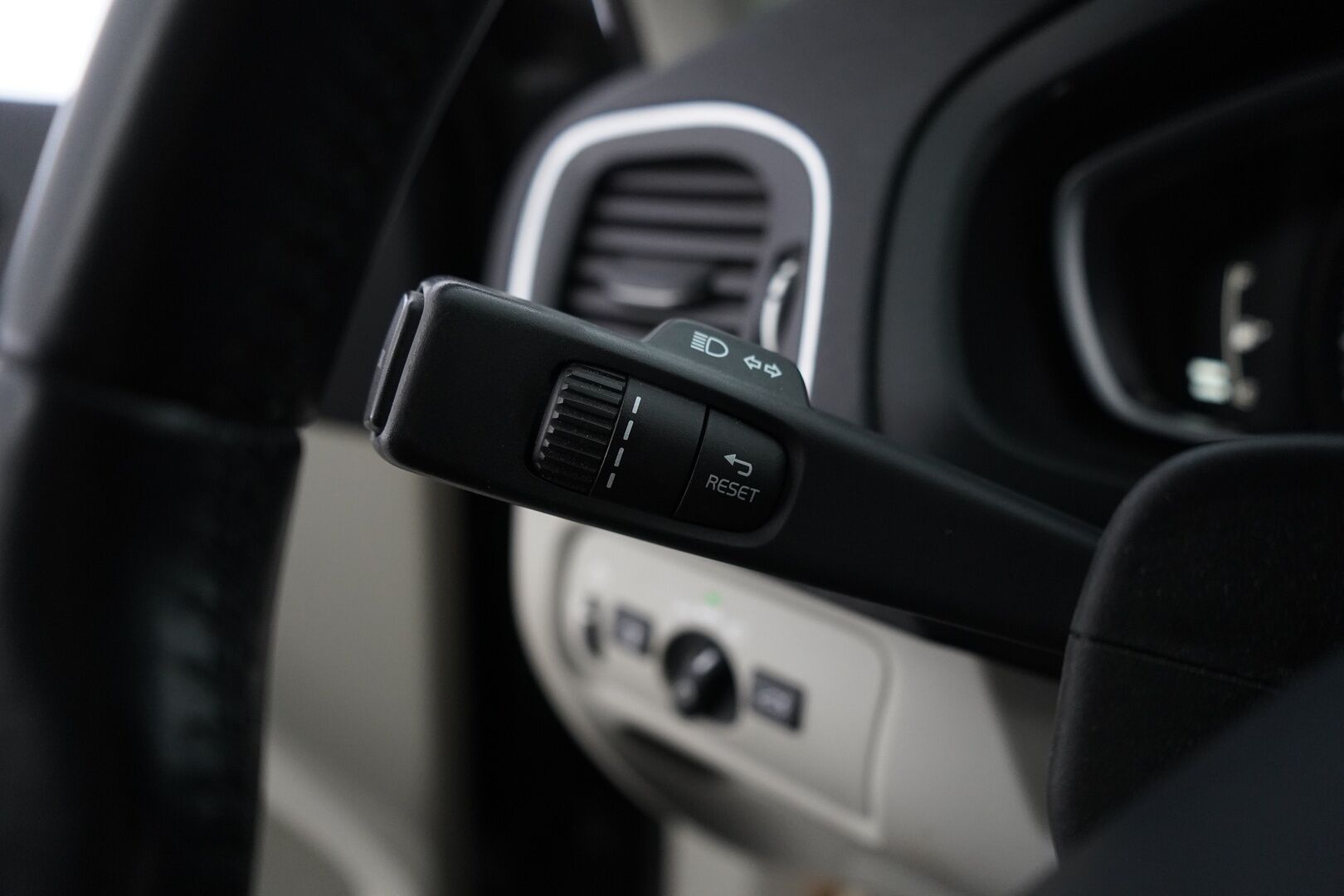 Volvo V40 2013 D2 Momentum *Vetokoukku / Lohko / Vakkari / Metalliväri* - Suomi-Auto / Viimeisin huolto 342tkm / Kahdet vanteet / Jakopää 2022