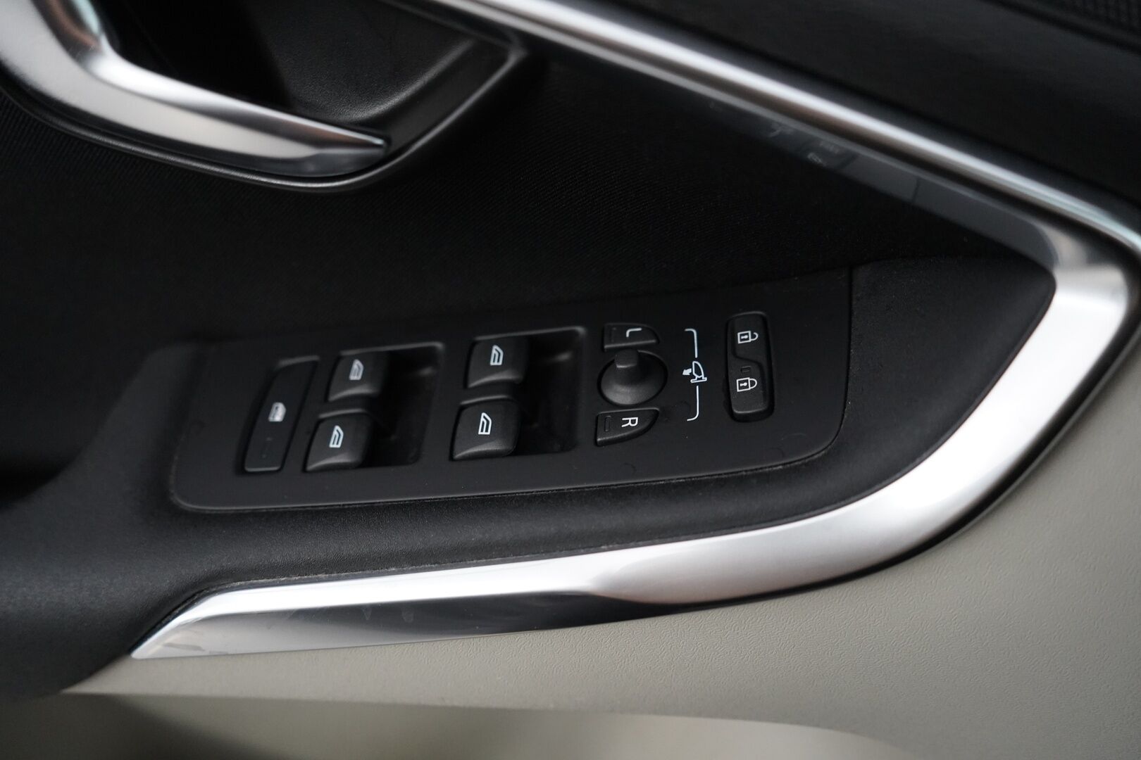 Volvo V40 2013 D2 Momentum *Vetokoukku / Lohko / Vakkari / Metalliväri* - Suomi-Auto / Viimeisin huolto 342tkm / Kahdet vanteet / Jakopää 2022