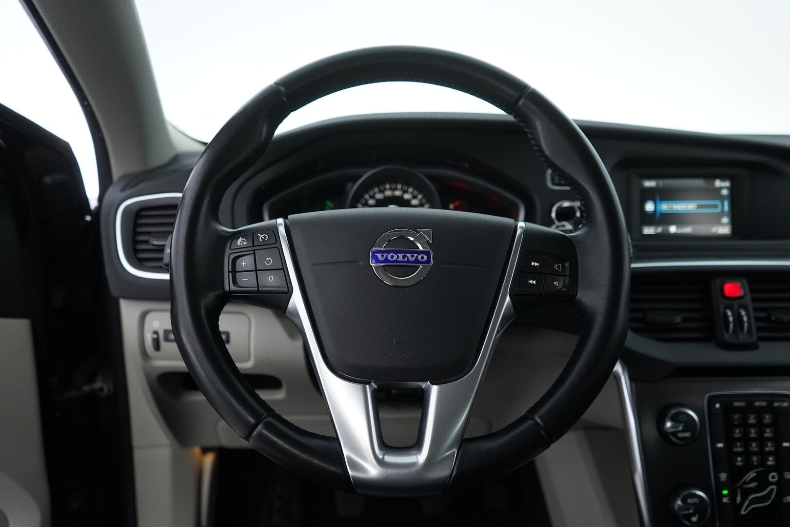 Volvo V40 2013 D2 Momentum *Vetokoukku / Lohko / Vakkari / Metalliväri* - Suomi-Auto / Viimeisin huolto 342tkm / Kahdet vanteet / Jakopää 2022