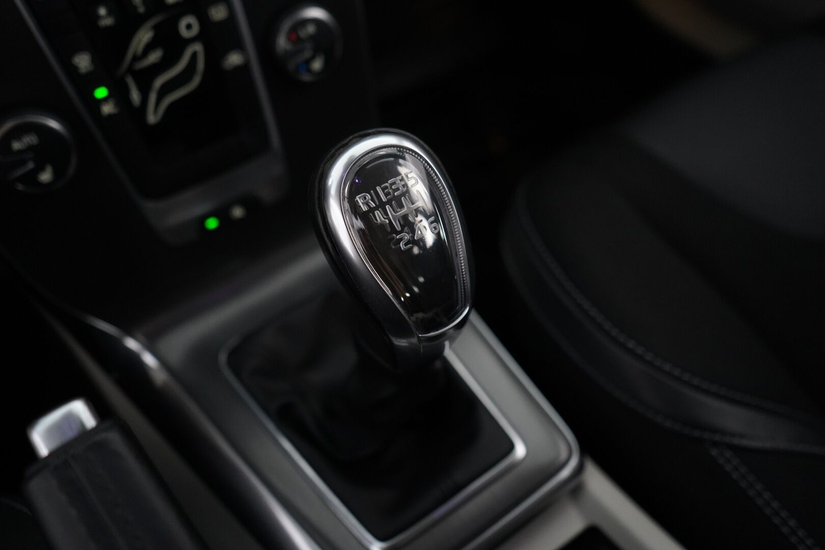 Volvo V40 2013 D2 Momentum *Vetokoukku / Lohko / Vakkari / Metalliväri* - Suomi-Auto / Viimeisin huolto 342tkm / Kahdet vanteet / Jakopää 2022
