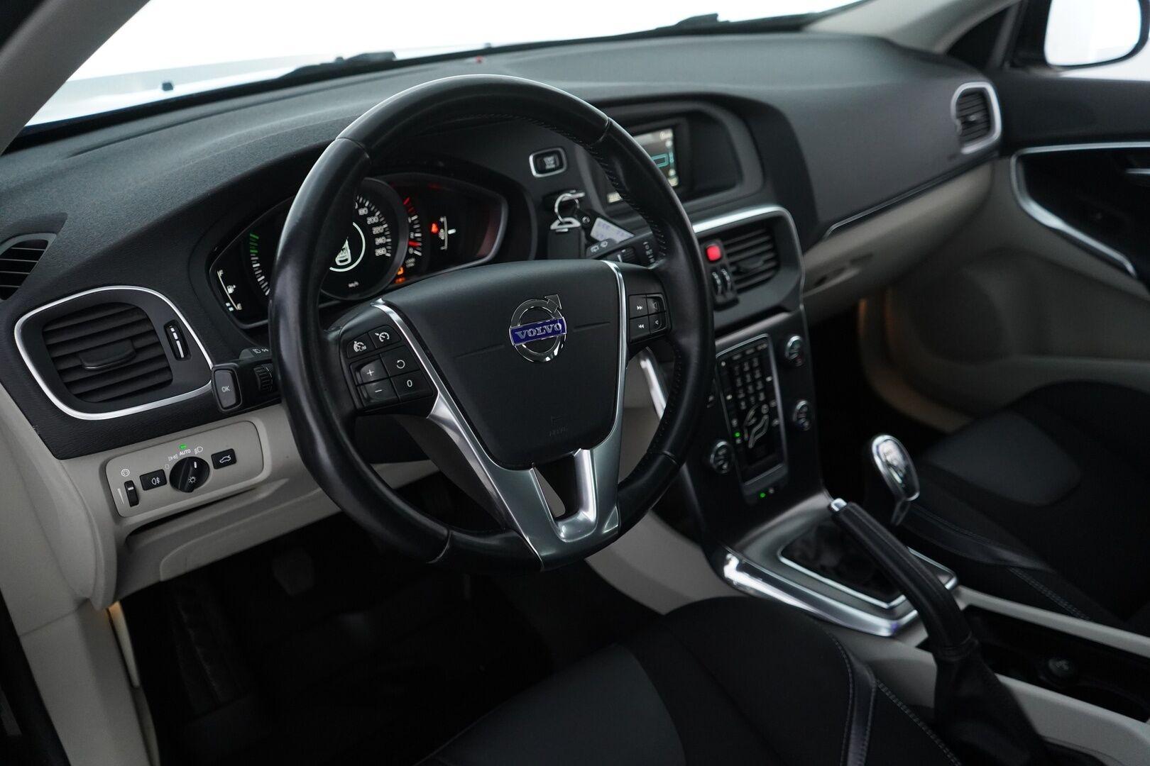 Volvo V40 2013 D2 Momentum *Vetokoukku / Lohko / Vakkari / Metalliväri* - Suomi-Auto / Viimeisin huolto 342tkm / Kahdet vanteet / Jakopää 2022