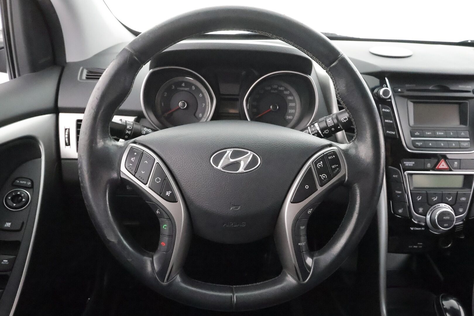 Hyundai i30 Wagon 2012 1,6 GDI 6AT Style - Sähköpenkki | Koukku | Lohkolämmitin | P.tutkat | Vakkari | Bluetooth | Keyless | Suomi-auto | Kahdet renkaat aluvanteilla
