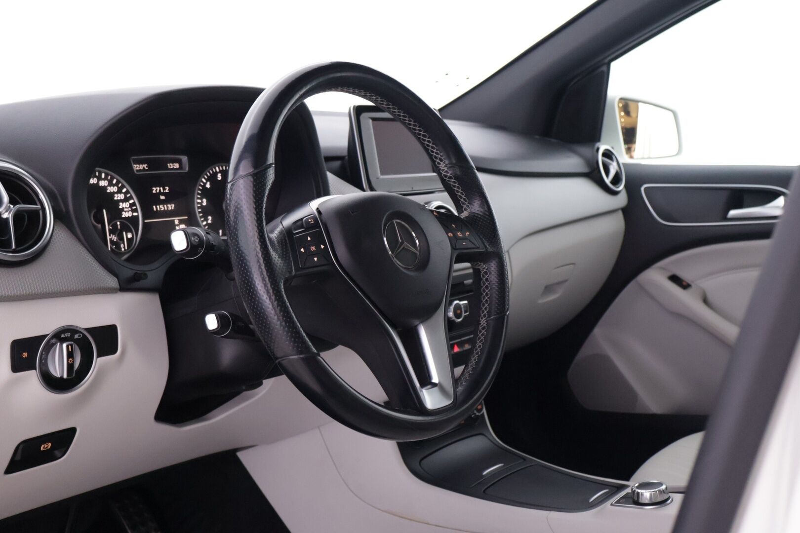 Mercedes-Benz B 2013 180 BE A Premium Business - | Navi | ILS | Tutkat | Bluetooth | Lohko+sisäpistoke |