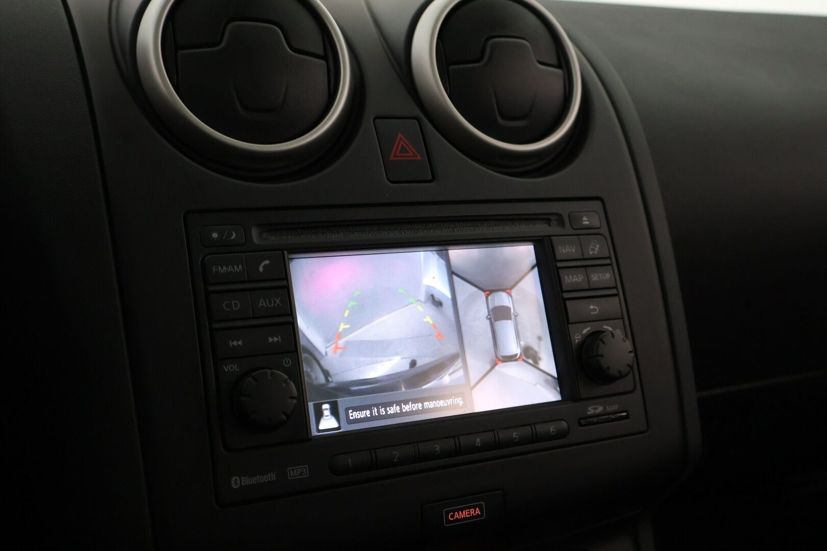Nissan Qashqai 2013 1,6L Stop / Start System Style 360 2WD 5M/T AVM - Suomiauto / Vetokoukku / 360-Kamera / Navi / Vakkari / Xenon / Puolinahkasisusta / Lasikatto / Hyvät varusteet!