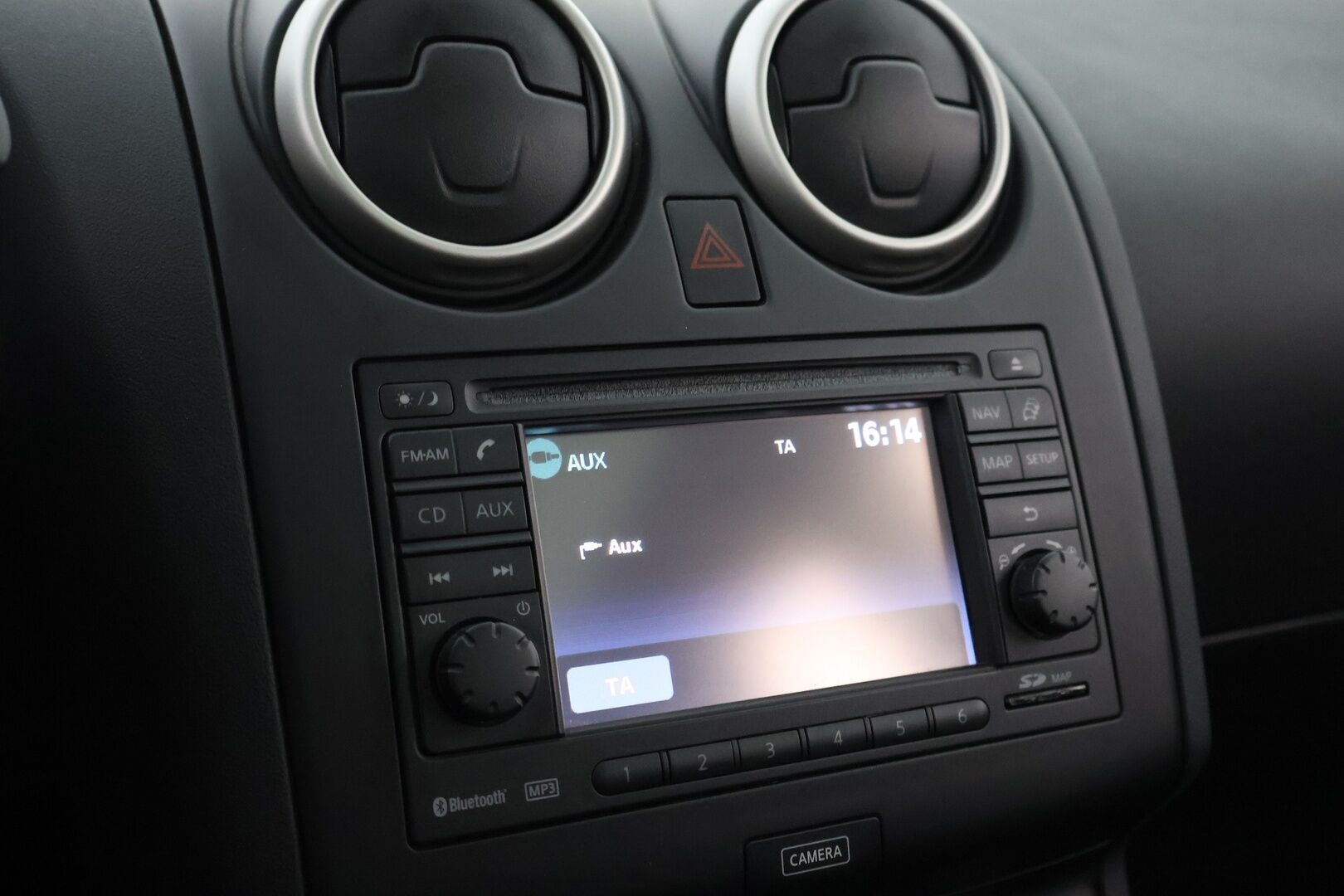 Nissan Qashqai 2013 1,6L Stop / Start System Style 360 2WD 5M/T AVM - Suomiauto / Vetokoukku / 360-Kamera / Navi / Vakkari / Xenon / Puolinahkasisusta / Lasikatto / Hyvät varusteet!