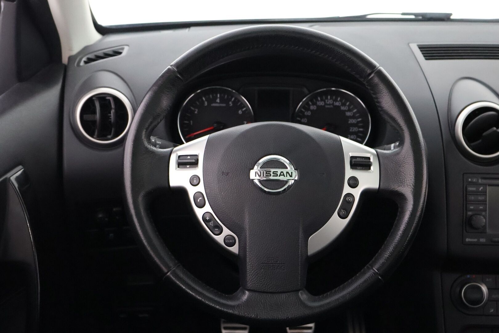 Nissan Qashqai 2013 1,6L Stop / Start System Style 360 2WD 5M/T AVM - Suomiauto / Vetokoukku / 360-Kamera / Navi / Vakkari / Xenon / Puolinahkasisusta / Lasikatto / Hyvät varusteet!