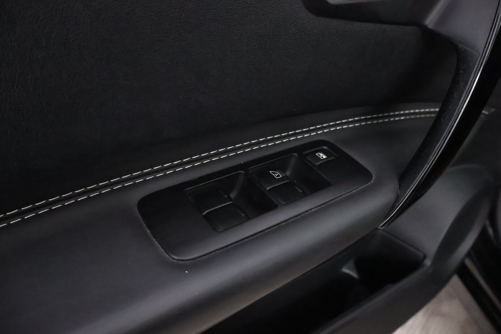 Nissan Qashqai 2013 1,6L Stop / Start System Style 360 2WD 5M/T AVM - Suomiauto / Vetokoukku / 360-Kamera / Navi / Vakkari / Xenon / Puolinahkasisusta / Lasikatto / Hyvät varusteet!