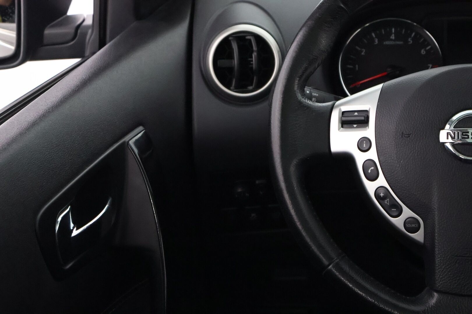 Nissan Qashqai 2013 1,6L Stop / Start System Style 360 2WD 5M/T AVM - Suomiauto / Vetokoukku / 360-Kamera / Navi / Vakkari / Xenon / Puolinahkasisusta / Lasikatto / Hyvät varusteet!