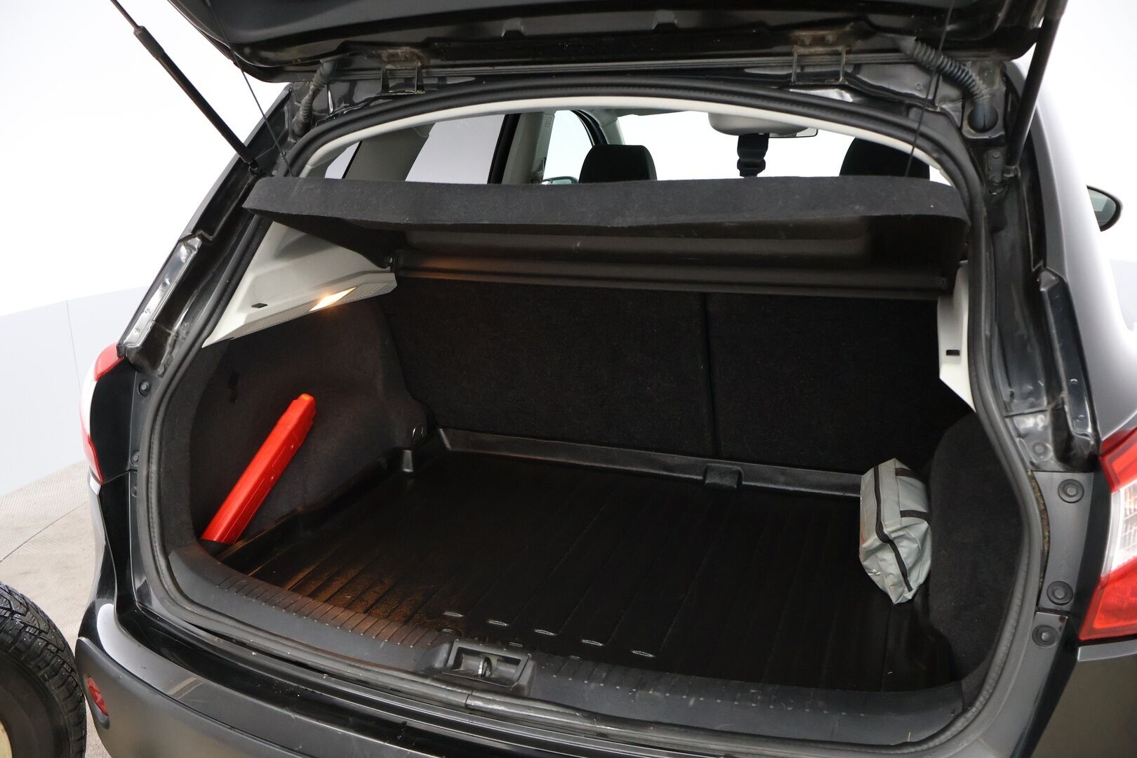 Nissan Qashqai 2013 1,6L Stop / Start System Style 360 2WD 5M/T AVM - Suomiauto / Vetokoukku / 360-Kamera / Navi / Vakkari / Xenon / Puolinahkasisusta / Lasikatto / Hyvät varusteet!