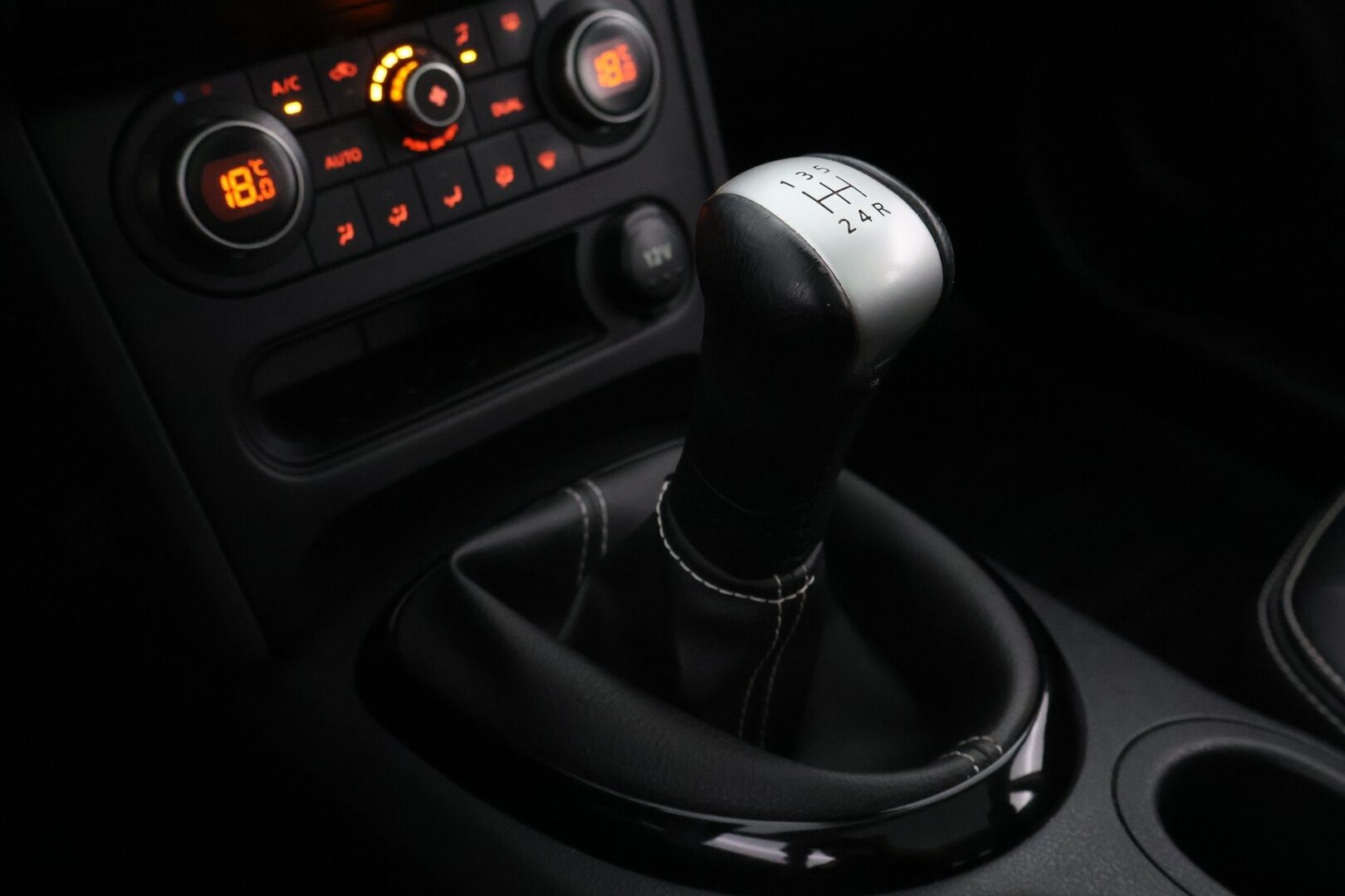 Nissan Qashqai 2013 1,6L Stop / Start System Style 360 2WD 5M/T AVM - Suomiauto / Vetokoukku / 360-Kamera / Navi / Vakkari / Xenon / Puolinahkasisusta / Lasikatto / Hyvät varusteet!