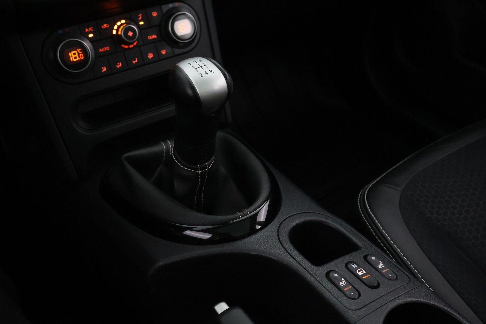 Nissan Qashqai 2013 1,6L Stop / Start System Style 360 2WD 5M/T AVM - Suomiauto / Vetokoukku / 360-Kamera / Navi / Vakkari / Xenon / Puolinahkasisusta / Lasikatto / Hyvät varusteet!
