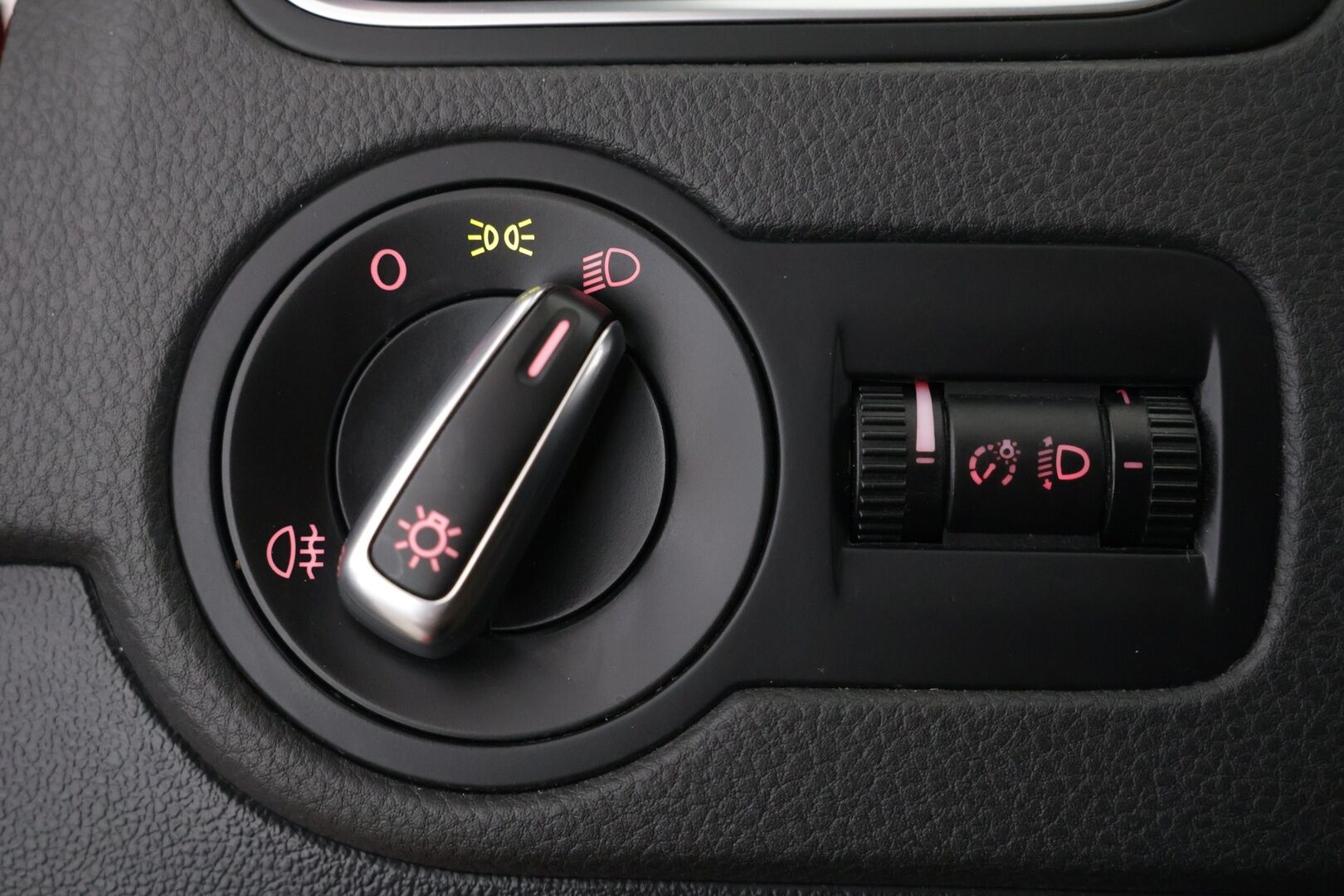 Volkswagen Polo 2014 Comfortline Edition 1,2 TSI 66 kW - | Vakkari | autom.ilmastointi | Kahdet renkaat vanteineen | P. tutkat takana | 