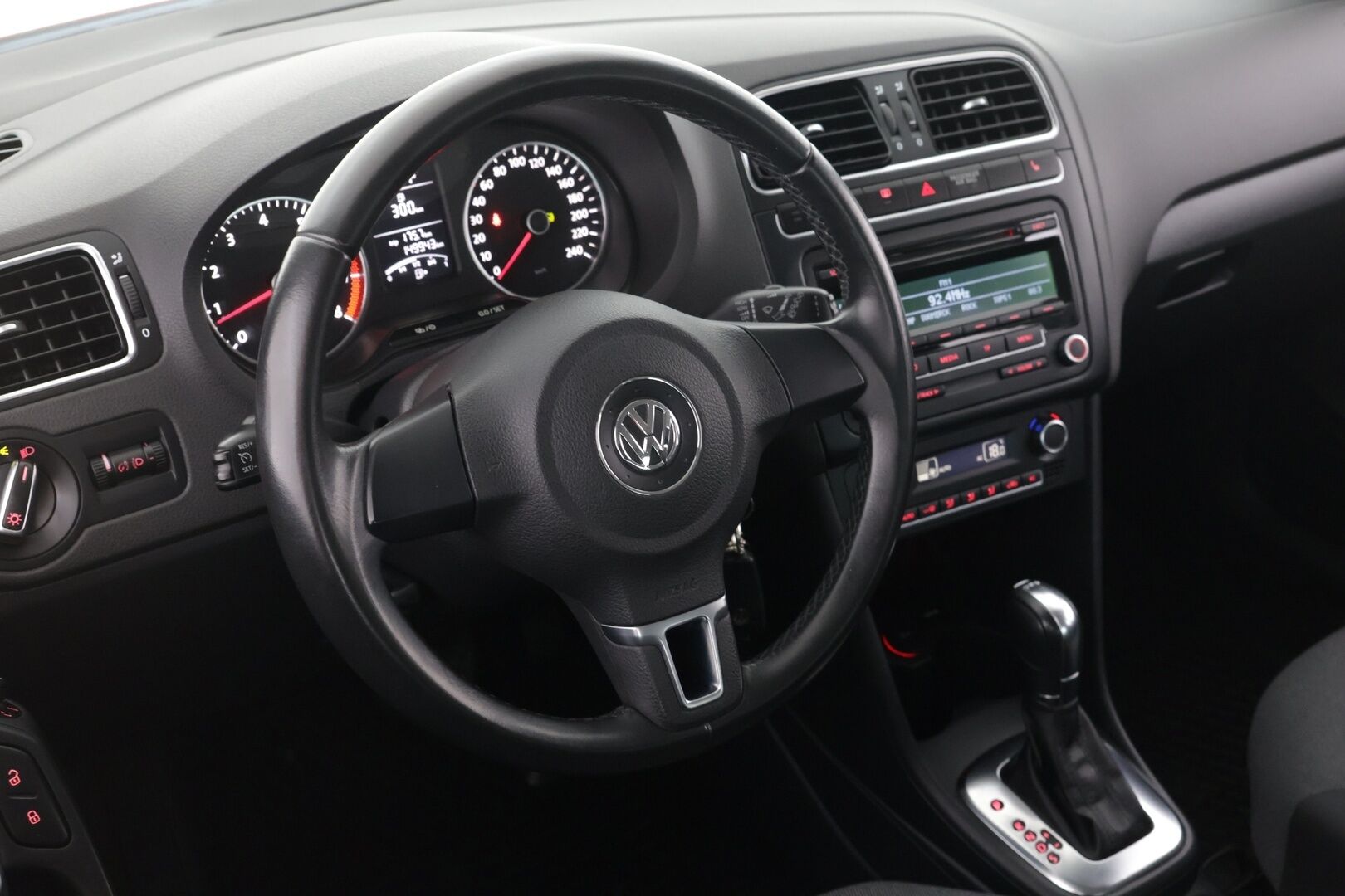 Volkswagen Polo 2014 Comfortline Edition 1,2 TSI 66 kW - | Vakkari | autom.ilmastointi | Kahdet renkaat vanteineen | P. tutkat takana | 