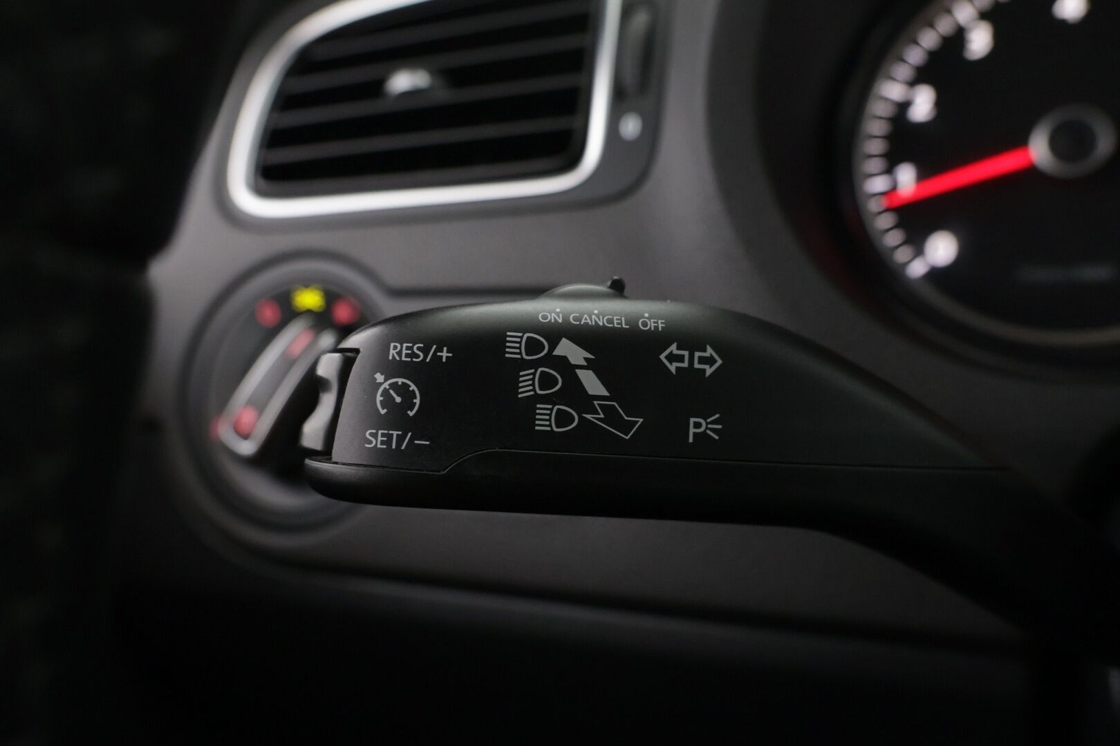 Volkswagen Polo 2014 Comfortline Edition 1,2 TSI 66 kW - | Vakkari | autom.ilmastointi | Kahdet renkaat vanteineen | P. tutkat takana | 