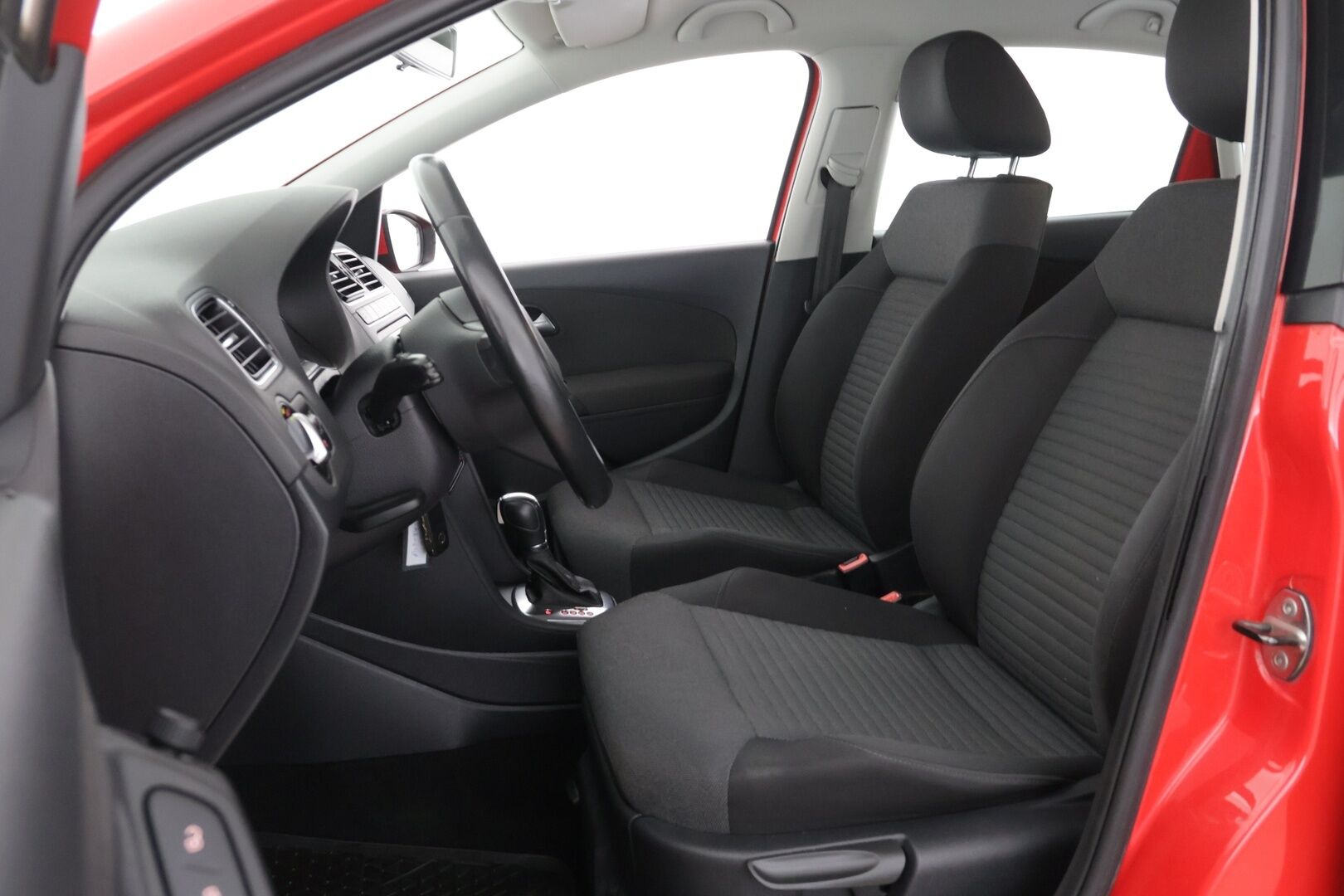 Volkswagen Polo 2014 Comfortline Edition 1,2 TSI 66 kW - | Vakkari | autom.ilmastointi | Kahdet renkaat vanteineen | P. tutkat takana | 