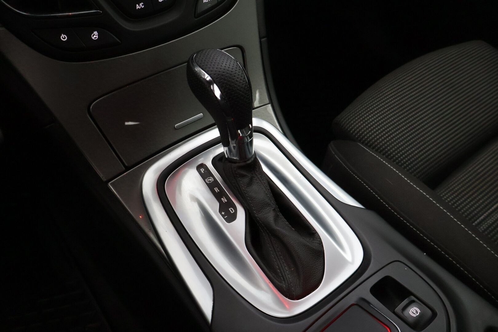 Opel Insignia 2013 Sports Tourer Edition 1,6 Turbo SIDI 125kW AT6 * Xenon / Vakkari / Sähkökontti / Ratinlämmitin / Navi * - * Suomi-auto / Kahdet renkaat omilla alumiinivanteilla! / Lohkolämmitin *