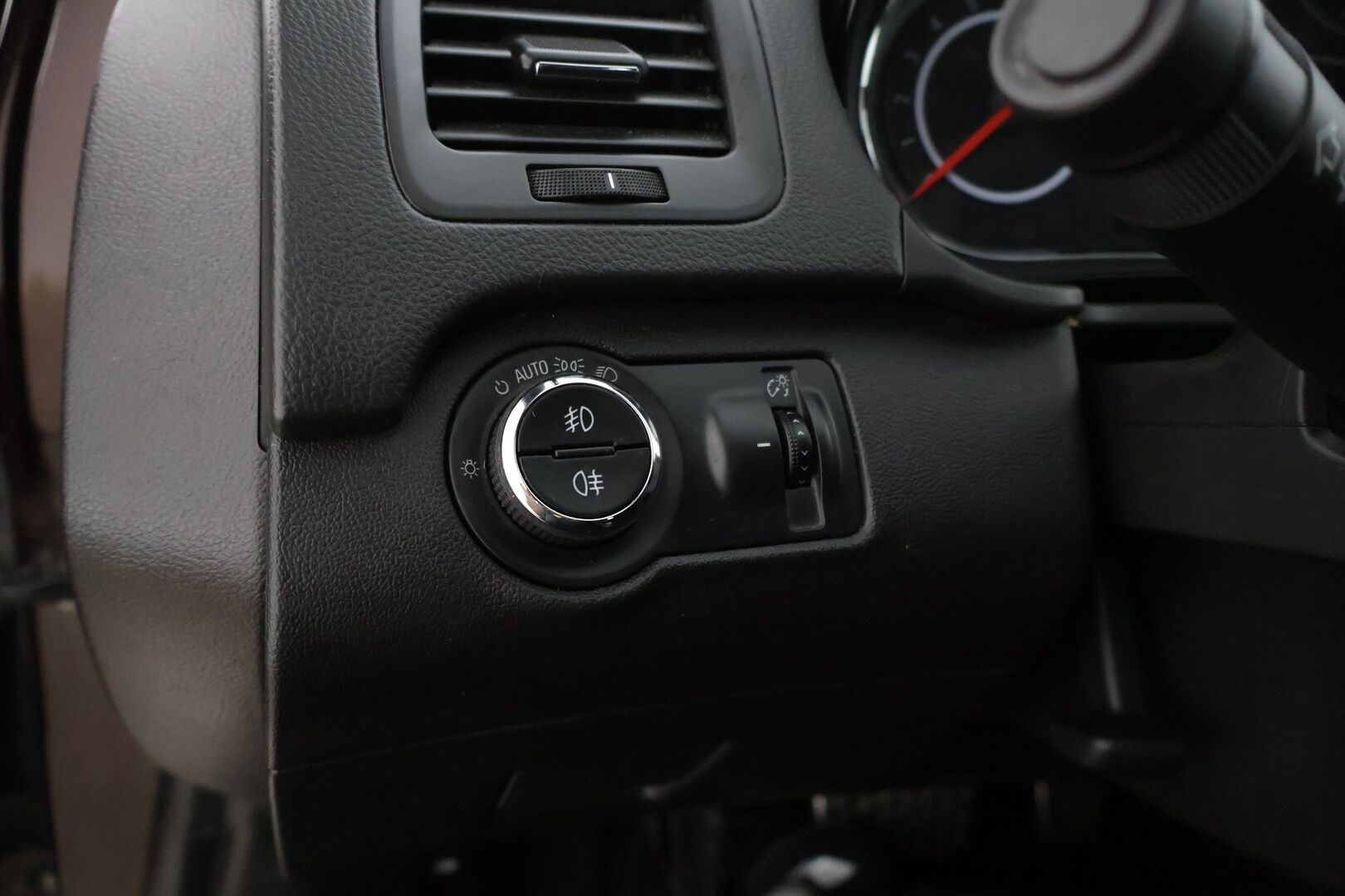 Opel Insignia 2014 Sports Tourer Edition 1,6 Turbo SIDI 125kW AT6 * Xenon / Vakkari / Sähkökontti / Ratinlämmitin / Lohkolämmitin * - Hyvät varusteet! / Suomi-auto / Kahdet renkaat alumiinivanteilla! - Osta nyt, maksa vasta ensi vuonna