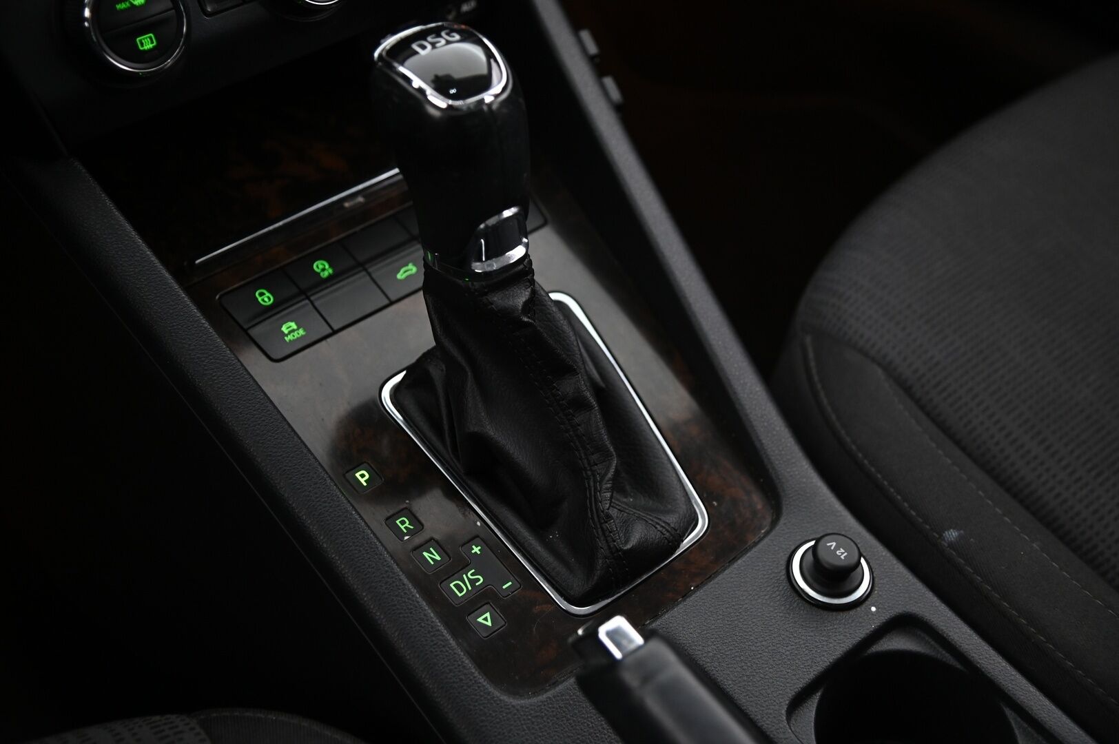 Skoda Octavia 2014 Combi 1,6 TDI Elegance DSG Autom *Kuskin muistipenkki / Kessy / Webasto / Juuri leimattu* *YritysOutlet - Myydään vain yrityksille - *YritysOutlet - Myydään vain yrityksille*