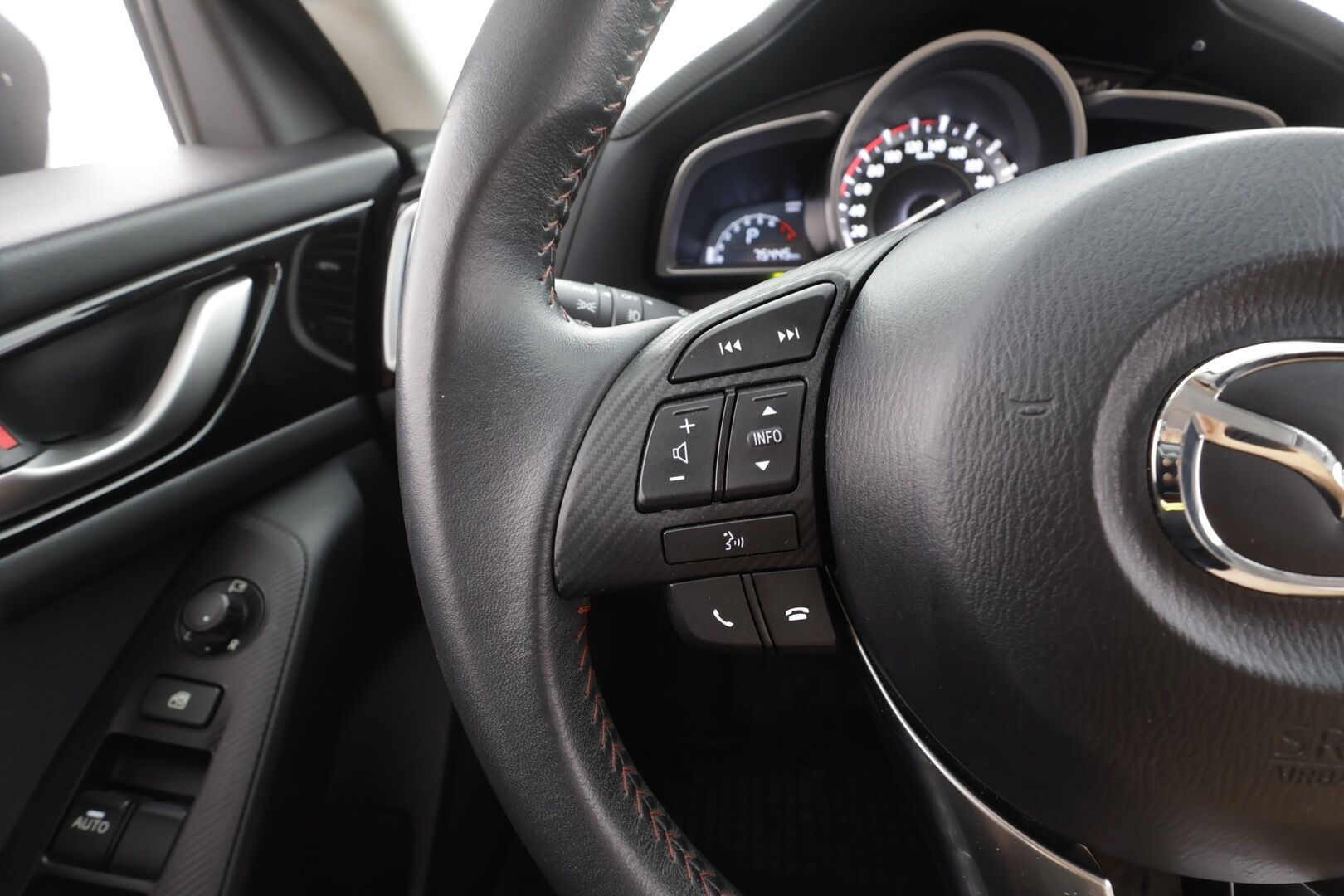 Mazda 3 2014 5HB 2,0 (120) SKYACTIV-G Premium Plus 6AT 5ov DH2 - | Xenon | Navi | Vakkari | Blind spot assist | Lohko + sisälämmitin | Aut. ilmastointi | Peruutustutka | BT | | 2x renkaat aluin | 