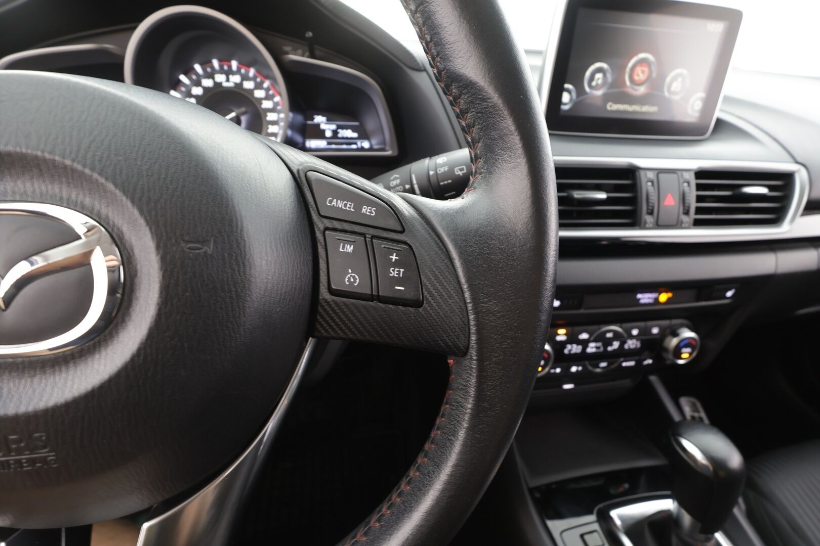 Mazda 3 2014 5HB 2,0 (120) SKYACTIV-G Premium Plus 6AT 5ov DH2 - | Xenon | Navi | Vakkari | Blind spot assist | Lohko + sisälämmitin | Aut. ilmastointi | Peruutustutka | BT | | 2x renkaat aluin | 