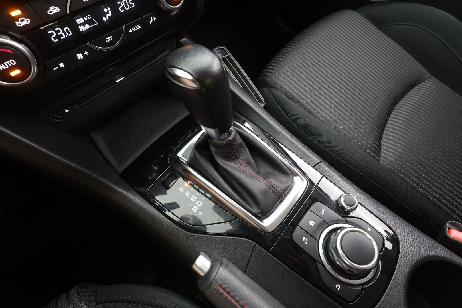 Mazda 3 2014 5HB 2,0 (120) SKYACTIV-G Premium Plus 6AT 5ov DH2 - | Xenon | Navi | Vakkari | Blind spot assist | Lohko + sisälämmitin | Aut. ilmastointi | Peruutustutka | BT | | 2x renkaat aluin | 
