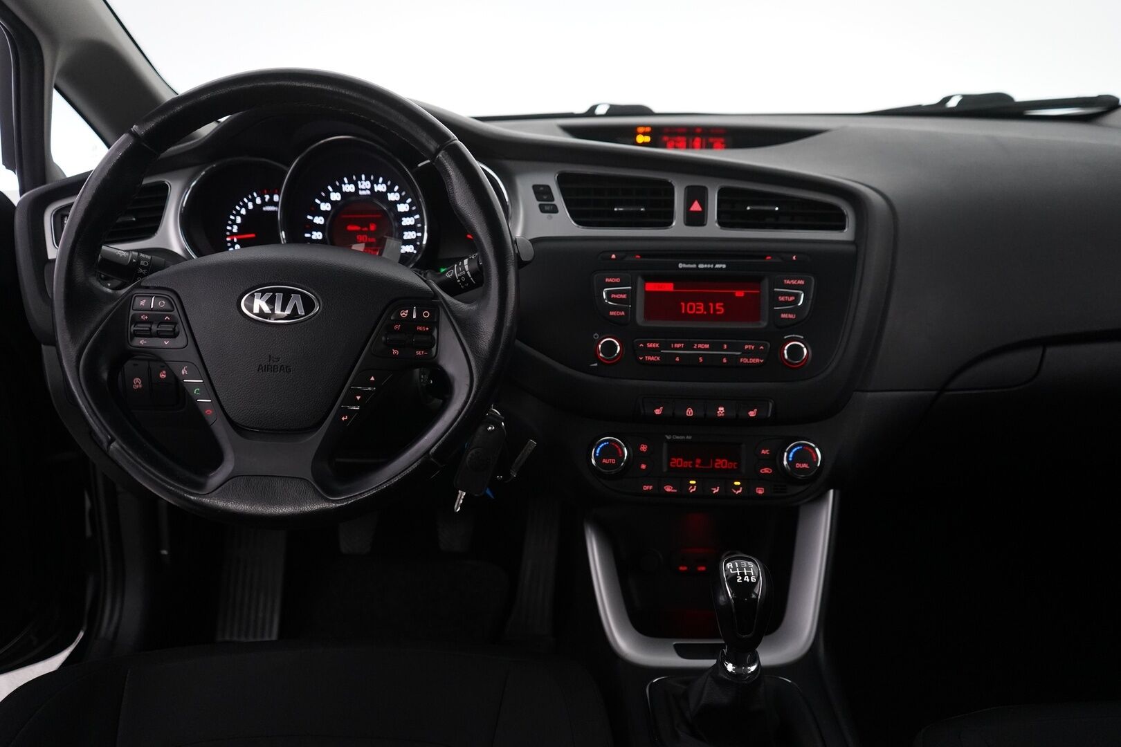 Kia cee'd 2014 1.6 ISG EX 5D EcoDynamics *Koukku / Lohko / Vakkari / Bluetooth / Ratinlämmitin / Tutka* - Suomi-auto / Kahdet renkaat + vanteet / Juuri katsastettu / Säännölliset huollot! - HULLU BLACKWEEK KORKOTARJOUS 2,49%