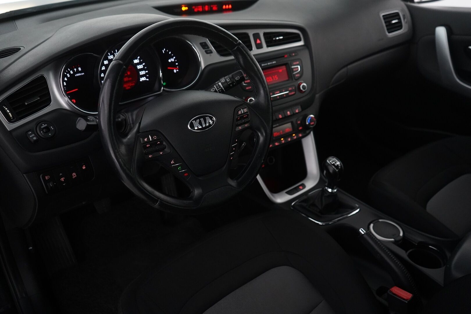 Kia cee'd 2014 1.6 ISG EX 5D EcoDynamics *Koukku / Lohko / Vakkari / Bluetooth / Ratinlämmitin / Tutka* - Suomi-auto / Kahdet renkaat + vanteet / Juuri katsastettu / Säännölliset huollot! - HULLU BLACKWEEK KORKOTARJOUS 2,49%