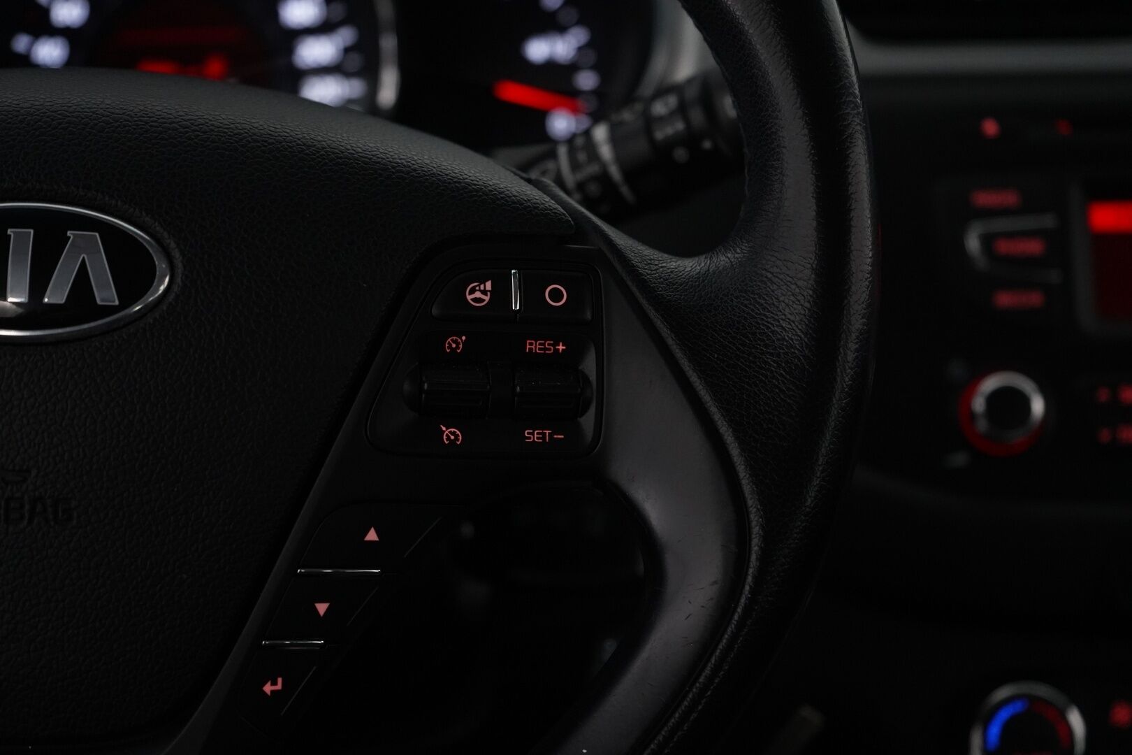 Kia cee'd 2014 1.6 ISG EX 5D EcoDynamics *Koukku / Lohko / Vakkari / Bluetooth / Ratinlämmitin / Tutka* - Suomi-auto / Kahdet renkaat + vanteet / Juuri katsastettu / Säännölliset huollot! - HULLU BLACKWEEK KORKOTARJOUS 2,49%