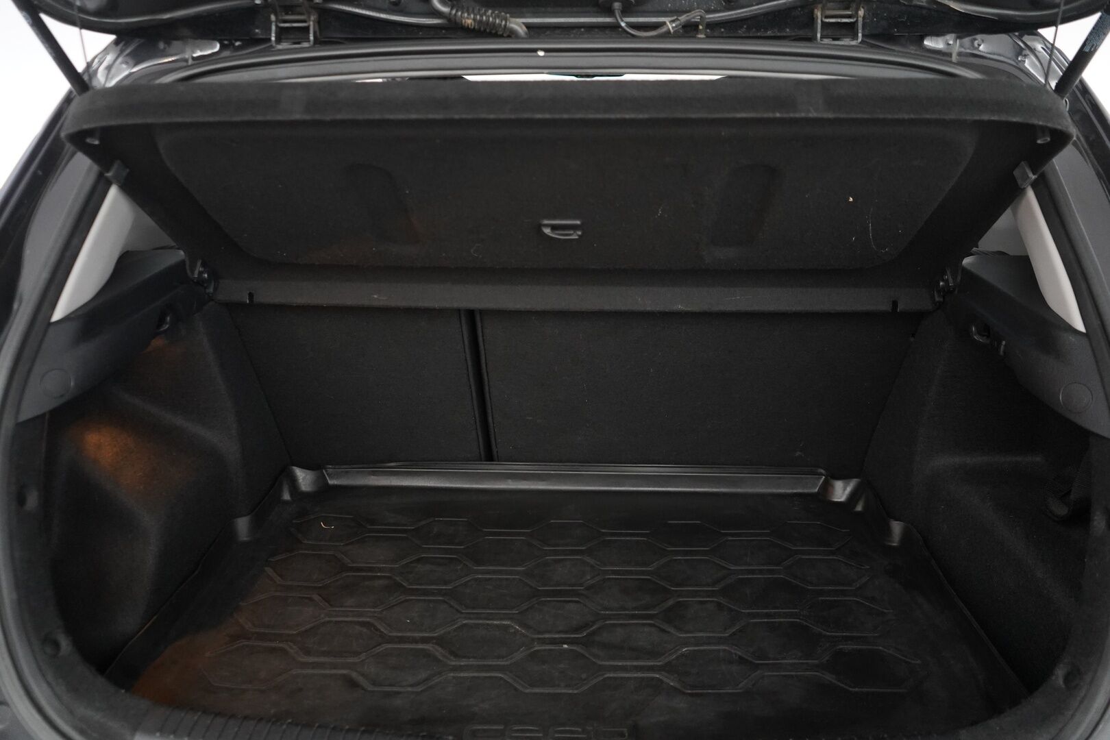 Kia cee'd 2014 1.6 ISG EX 5D EcoDynamics *Koukku / Lohko / Vakkari / Bluetooth / Ratinlämmitin / Tutka* - Suomi-auto / Kahdet renkaat + vanteet / Juuri katsastettu / Säännölliset huollot! - HULLU BLACKWEEK KORKOTARJOUS 2,49%