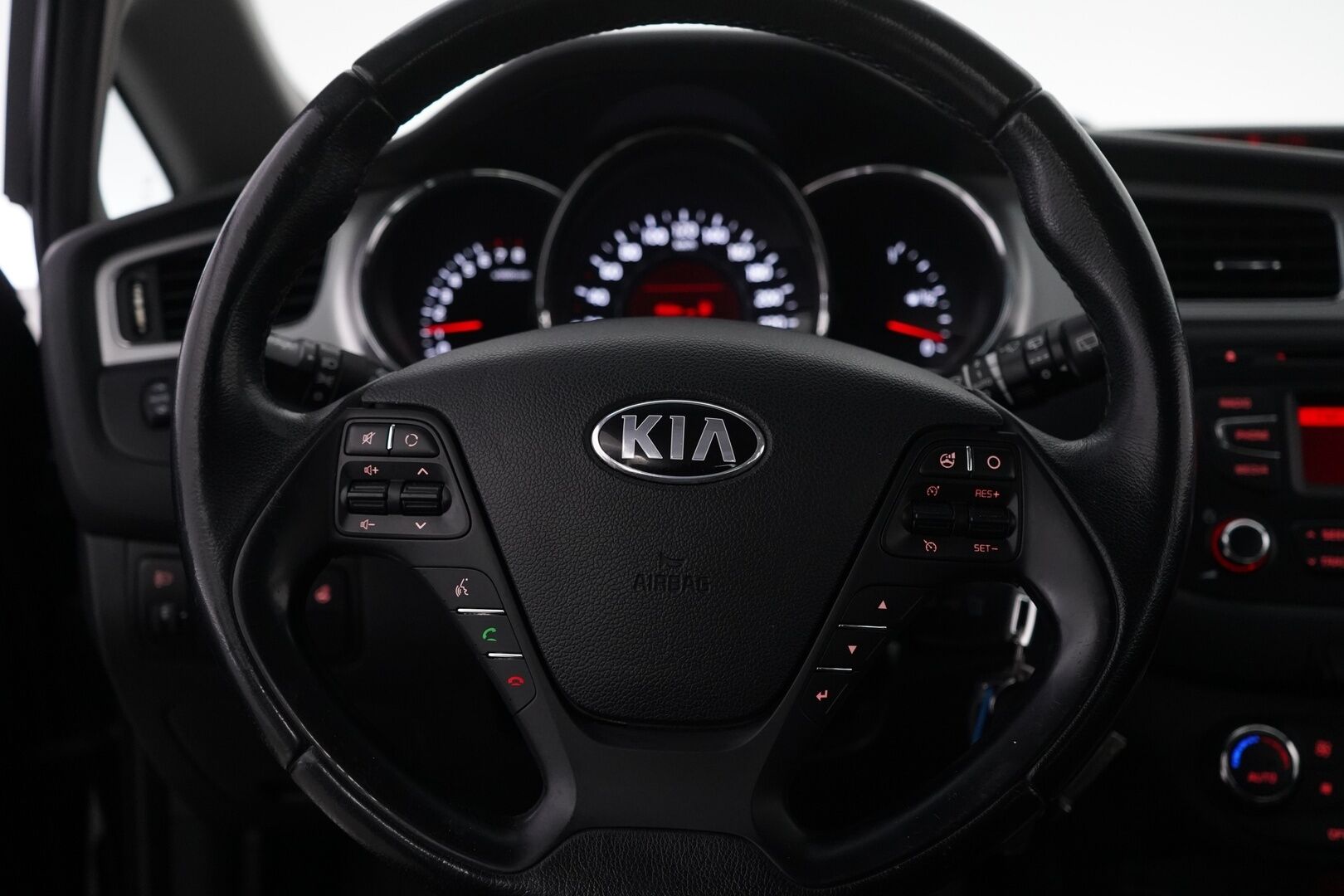 Kia cee'd 2014 1.6 ISG EX 5D EcoDynamics *Koukku / Lohko / Vakkari / Bluetooth / Ratinlämmitin / Tutka* - Suomi-auto / Kahdet renkaat + vanteet / Juuri katsastettu / Säännölliset huollot! - HULLU BLACKWEEK KORKOTARJOUS 2,49%