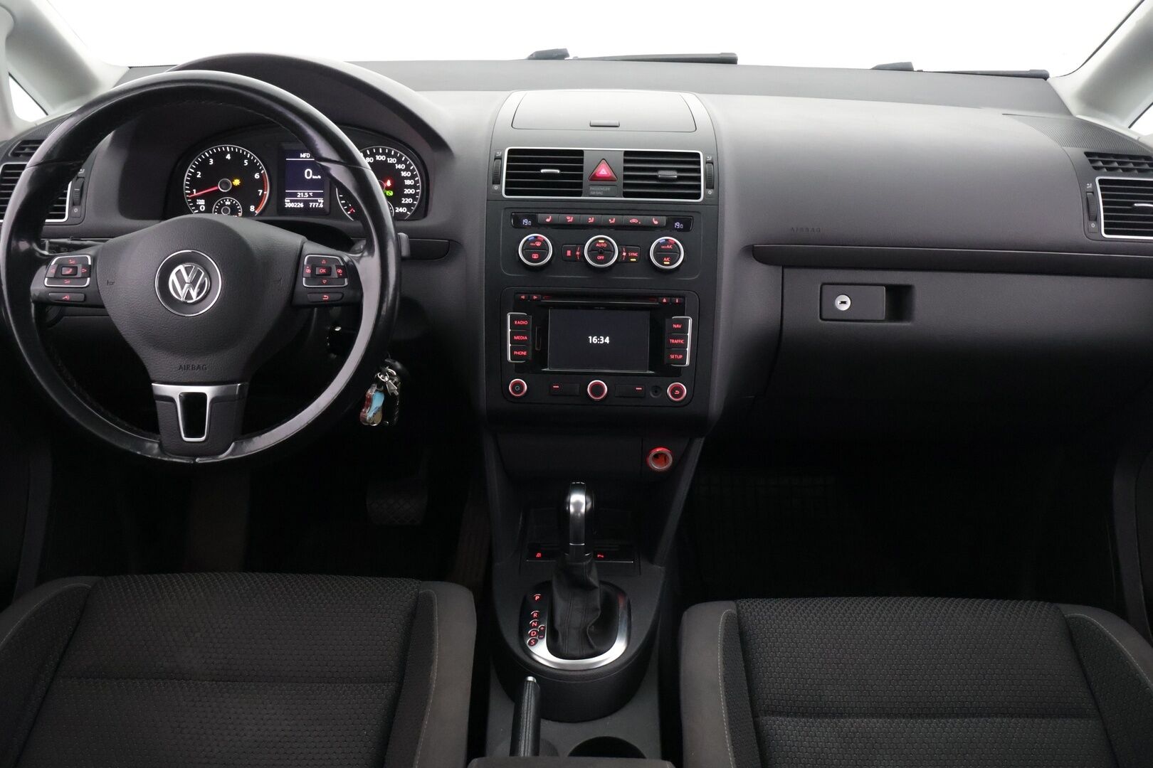 Volkswagen Touran 2014 Comfortline 1,4 TSI 103 kW (140 hv) DSG-automaatti ** Webasto / Koukku / Tutkat / Navi