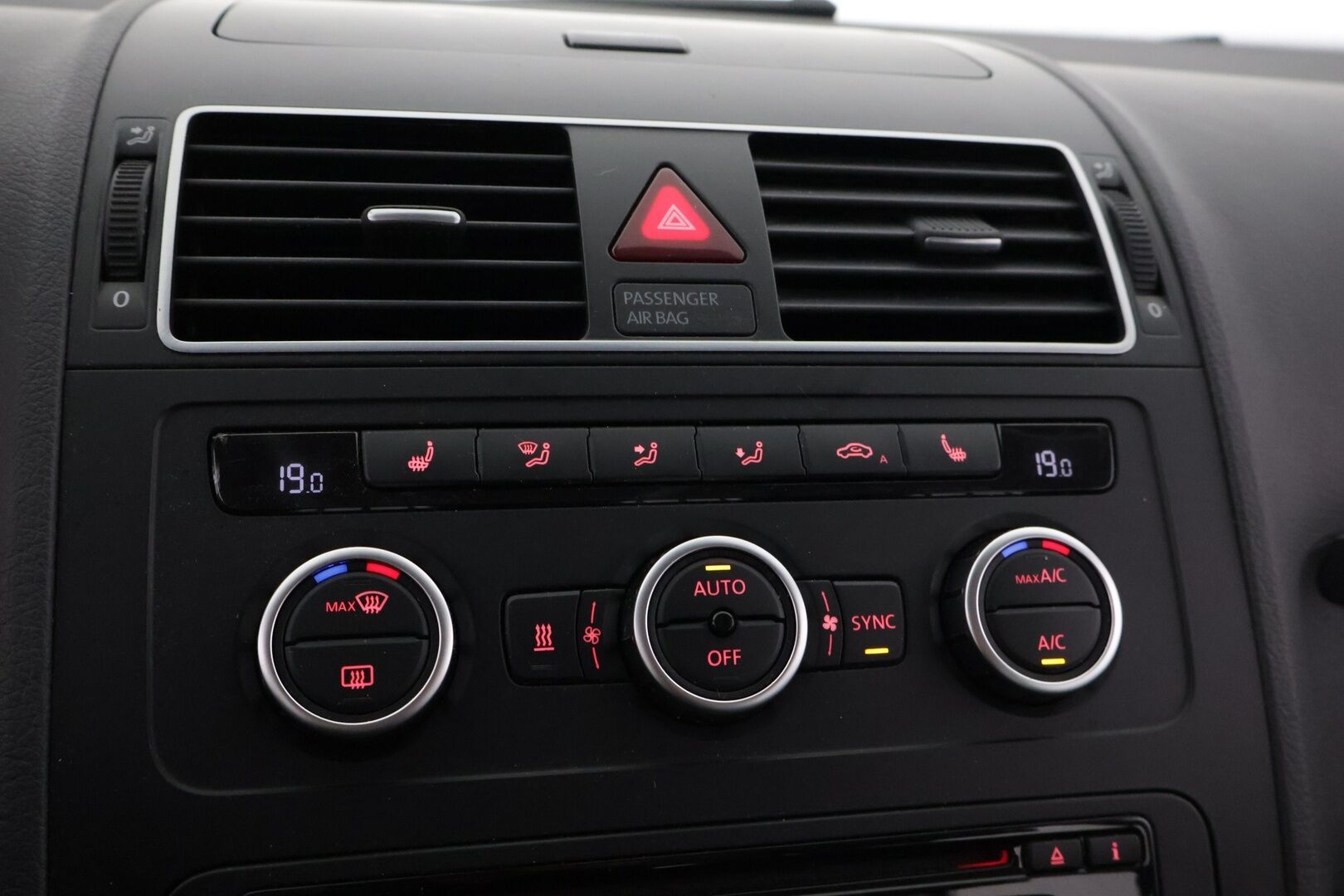 Volkswagen Touran 2014 Comfortline 1,4 TSI 103 kW (140 hv) DSG-automaatti ** Webasto / Koukku / Tutkat / Navi
