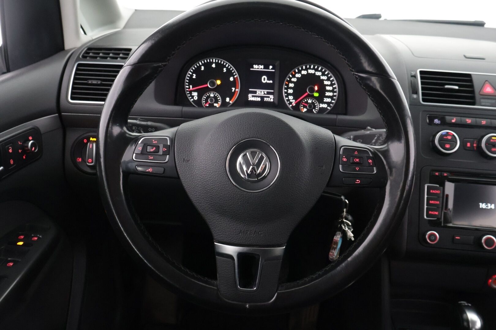 Volkswagen Touran 2014 Comfortline 1,4 TSI 103 kW (140 hv) DSG-automaatti ** Webasto / Koukku / Tutkat / Navi