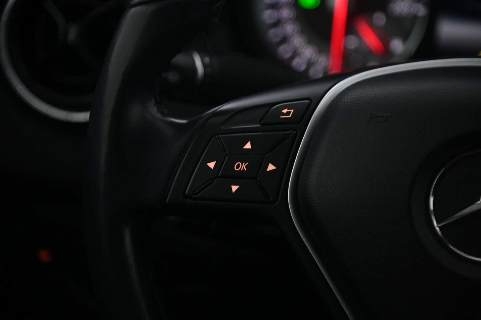 Mercedes-Benz CLA 2015 180 BE Premium Business *Lohko / Vakkari / Xenon / Koukku* - 2x renkaat alumiinivantein! / Merkkihuollettu Suomi-auto!