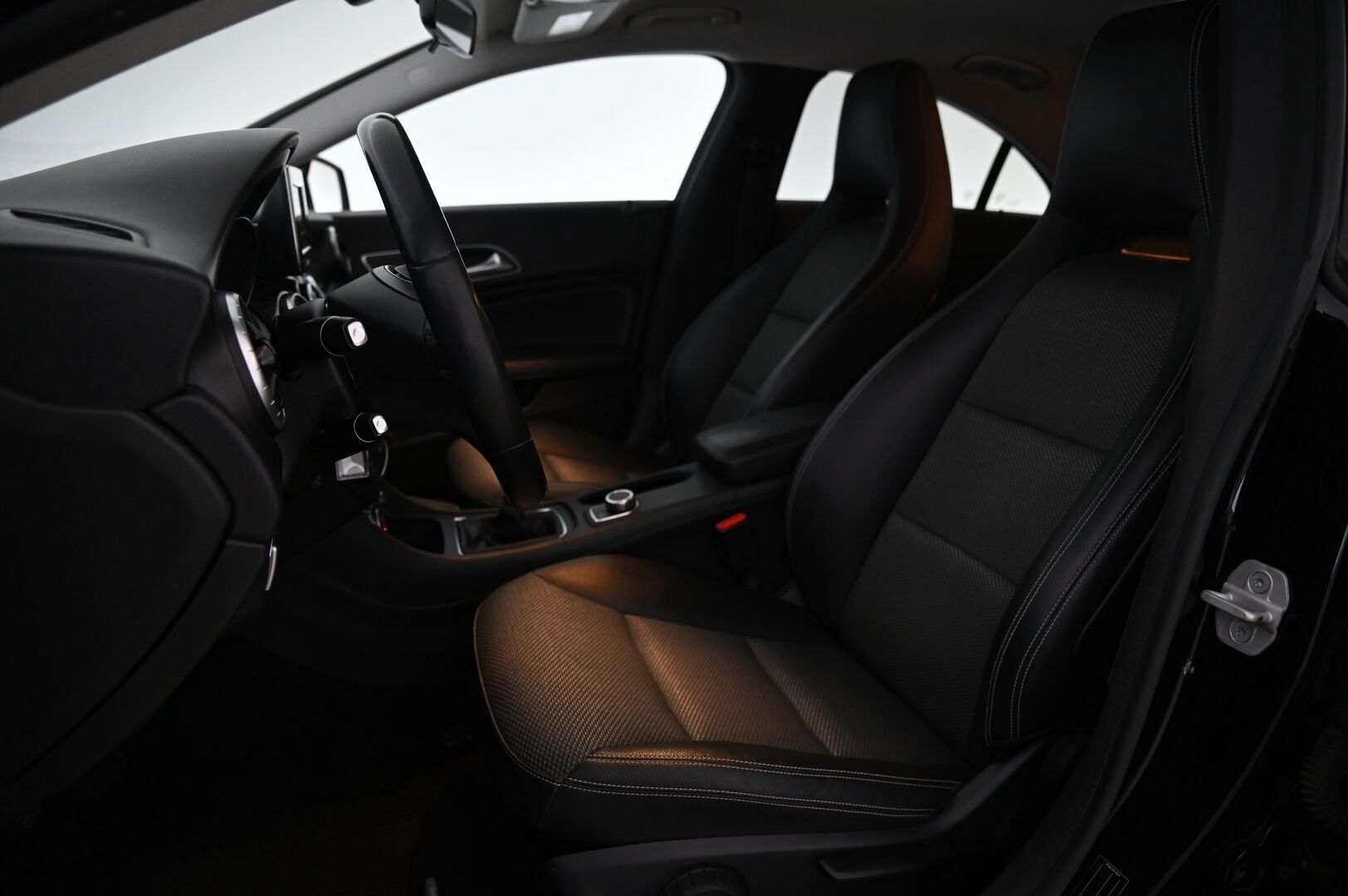 Mercedes-Benz CLA 2015 180 BE Premium Business *Lohko / Vakkari / Xenon / Koukku* - 2x renkaat alumiinivantein! / Merkkihuollettu Suomi-auto!