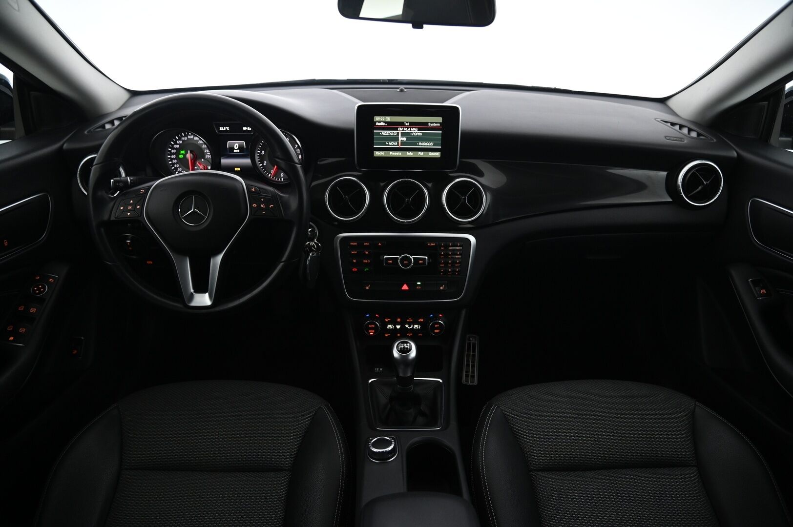 Mercedes-Benz CLA 2015 180 BE Premium Business *Lohko / Vakkari / Xenon / Koukku* - 2x renkaat alumiinivantein! / Merkkihuollettu Suomi-auto!