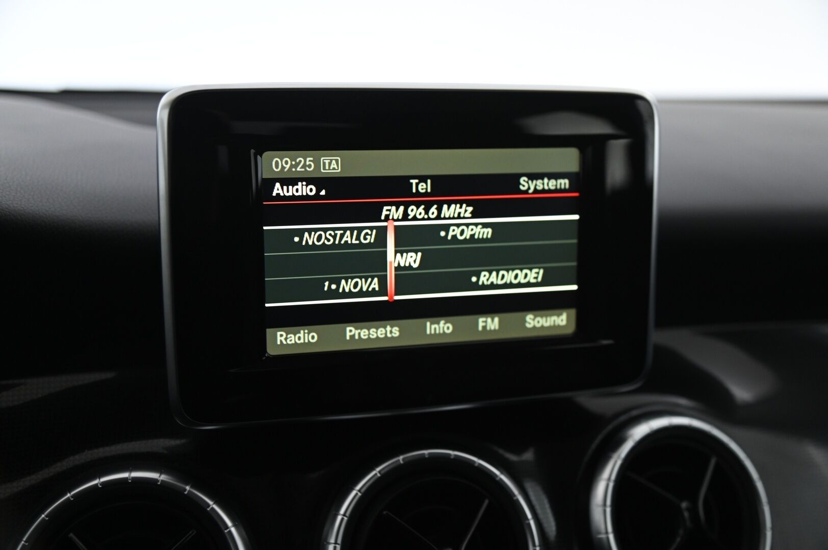 Mercedes-Benz CLA 2015 180 BE Premium Business *Lohko / Vakkari / Xenon / Koukku* - 2x renkaat alumiinivantein! / Merkkihuollettu Suomi-auto!