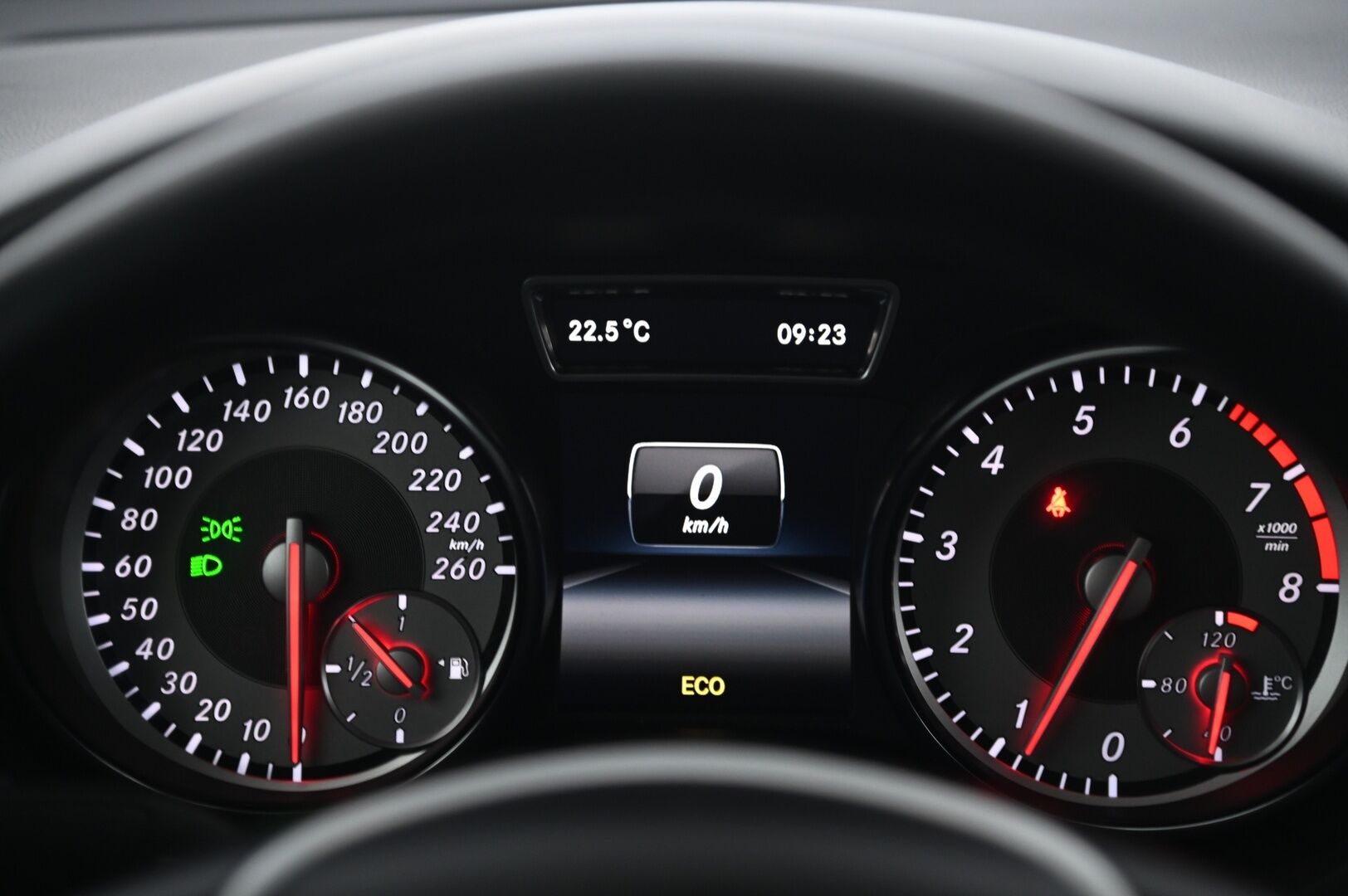 Mercedes-Benz CLA 2015 180 BE Premium Business *Lohko / Vakkari / Xenon / Koukku* - 2x renkaat alumiinivantein! / Merkkihuollettu Suomi-auto!